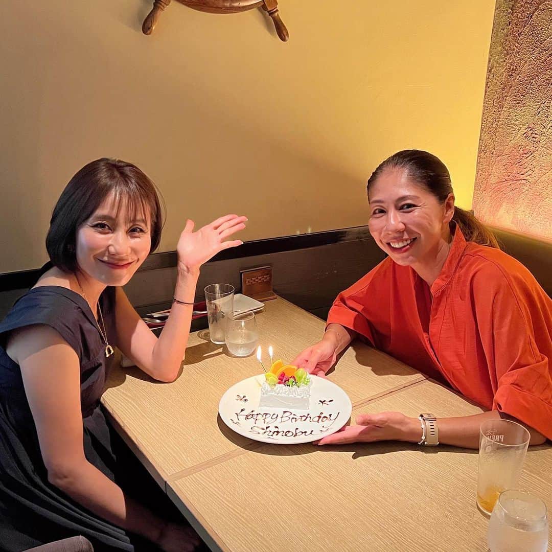 浅越しのぶのインスタグラム：「ありがと〜🎂 @akiko_morigami お祝いしてくれたー！ プレゼントもありがとう！ 嬉しい47歳のお誕生日1日前😊 #誕生日 #birthday  #47歳 #テニス #森上亜希子さん」