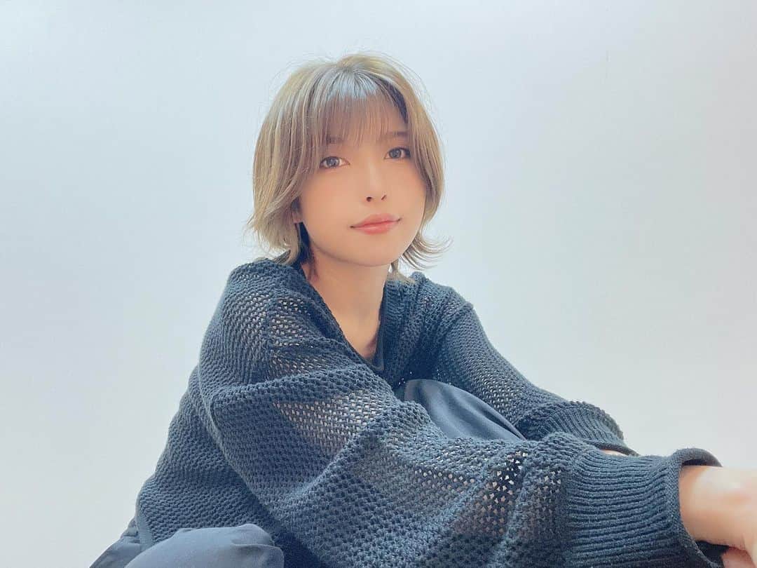 のインスタグラム：「あみあみの服が好きです。 下にカーゴパンツ履いてたら忍者と言われました。わからんでもないってばよ。  本当は網タイツも大好きなんですけど、しばらく何年も履いてないのでビビり散らかして一歩を踏み出せずにいます。。。笑  #上杉真央」