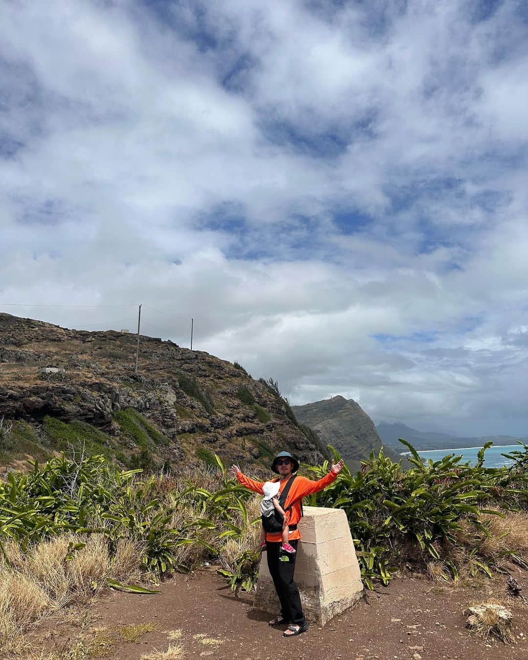 ANNA さんのインスタグラム写真 - (ANNA Instagram)「オアフ島の最東端、マカプウトレイルをトレッキングしてきました⛰️🌊 ブルーのグラデーションが美しすぎて感動っ🥹✨ 娘はちょうど頂上に差し掛かる頃、熟睡してしまいました😂💤  #makapuulighthousetrail #マカプウトレイル #hawaii #子連れハワイ #1歳女の子ママ」6月27日 18時50分 - anna_flare