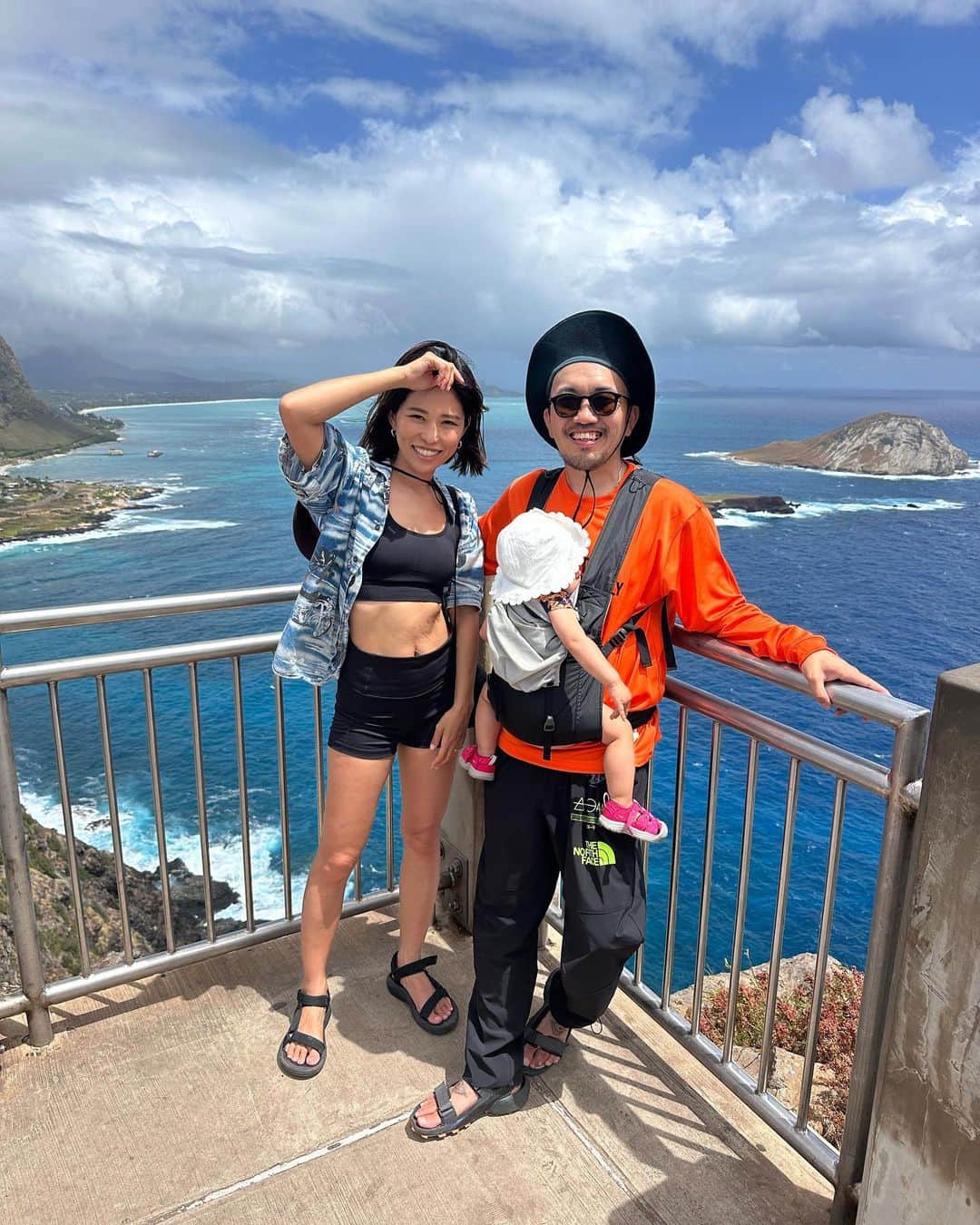 ANNA さんのインスタグラム写真 - (ANNA Instagram)「オアフ島の最東端、マカプウトレイルをトレッキングしてきました⛰️🌊 ブルーのグラデーションが美しすぎて感動っ🥹✨ 娘はちょうど頂上に差し掛かる頃、熟睡してしまいました😂💤  #makapuulighthousetrail #マカプウトレイル #hawaii #子連れハワイ #1歳女の子ママ」6月27日 18時50分 - anna_flare