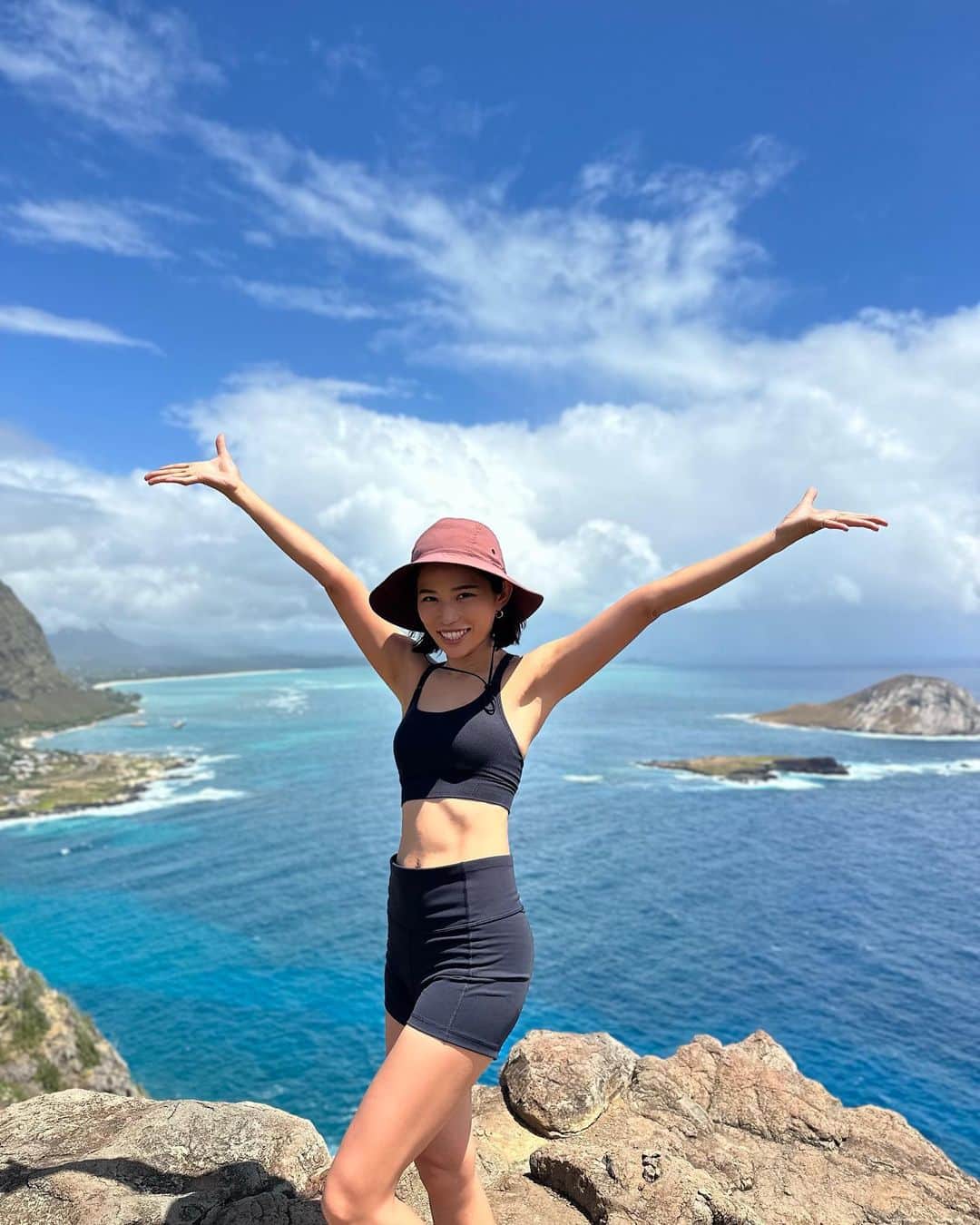 ANNA のインスタグラム：「オアフ島の最東端、マカプウトレイルをトレッキングしてきました⛰️🌊 ブルーのグラデーションが美しすぎて感動っ🥹✨ 娘はちょうど頂上に差し掛かる頃、熟睡してしまいました😂💤  #makapuulighthousetrail #マカプウトレイル #hawaii #子連れハワイ #1歳女の子ママ」