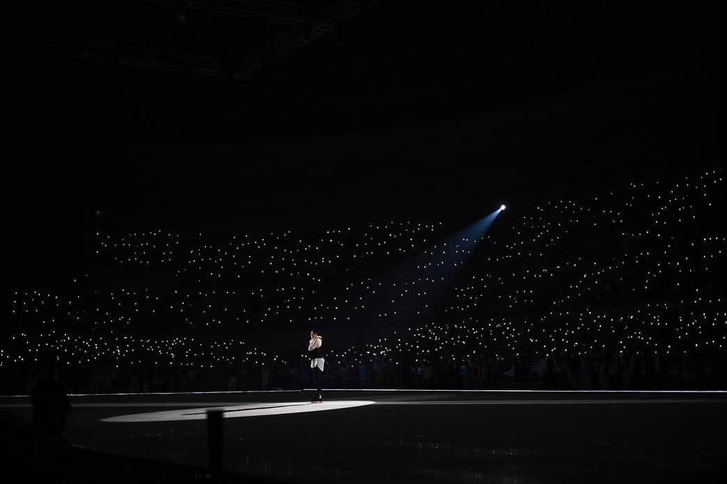 ジョニー・ウィアーさんのインスタグラム写真 - (ジョニー・ウィアーInstagram)「27.6.2023 •Final Bow•  The amount of love coming my way the last few days has been nothing short of magical. I will never forget my final day in the spotlight. Thank you to everyone involved in making it so special, especially my skating family, all the fans who lit up the rink, friends and strangers from all over the world for writing me and making me cry every day, and to my family at home for giving me the strange and beautiful life I’ve led on the ice.   Last year, I watched friends of mine, @kapanna87 & @luca.lanotte_skater give their final performances, and quietly at the end of the show, Luca grabbed Anna by the shoulders, skated her around and had her look out into the audience to remember what this life looks and feels like. It made me cry then and makes me cry now when I think about it and that quiet moment that spoke volumes, showed me what would be important on my final day. Grazie Anna & Luca. It will be hard, but to every athlete who will one day step away from the arena, take the time to remember on your last day, like Anna and Luca.   📸 @nobuaki.onno.tanaka   #fantasyonice #faoi #figureskating #olympics #sports」6月27日 18時51分 - johnnygweir