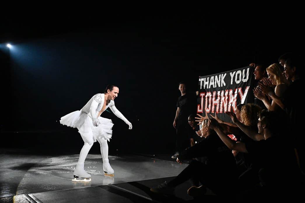 ジョニー・ウィアーさんのインスタグラム写真 - (ジョニー・ウィアーInstagram)「27.6.2023 •Final Bow•  The amount of love coming my way the last few days has been nothing short of magical. I will never forget my final day in the spotlight. Thank you to everyone involved in making it so special, especially my skating family, all the fans who lit up the rink, friends and strangers from all over the world for writing me and making me cry every day, and to my family at home for giving me the strange and beautiful life I’ve led on the ice.   Last year, I watched friends of mine, @kapanna87 & @luca.lanotte_skater give their final performances, and quietly at the end of the show, Luca grabbed Anna by the shoulders, skated her around and had her look out into the audience to remember what this life looks and feels like. It made me cry then and makes me cry now when I think about it and that quiet moment that spoke volumes, showed me what would be important on my final day. Grazie Anna & Luca. It will be hard, but to every athlete who will one day step away from the arena, take the time to remember on your last day, like Anna and Luca.   📸 @nobuaki.onno.tanaka   #fantasyonice #faoi #figureskating #olympics #sports」6月27日 18時51分 - johnnygweir