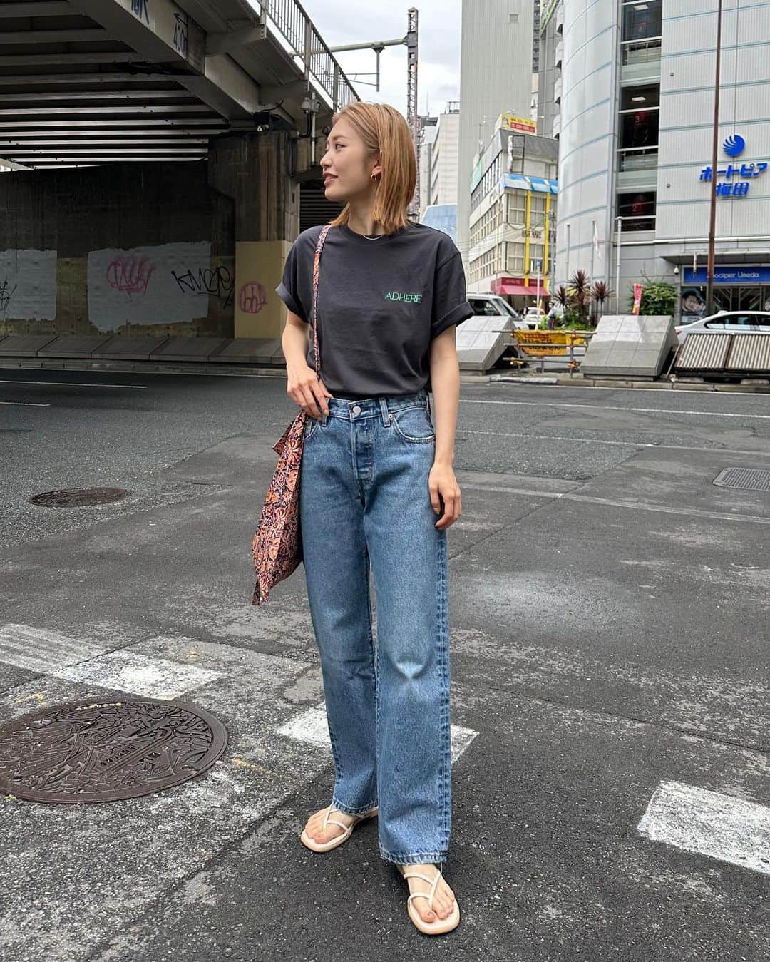 Ungrid staff snapのインスタグラム：「【Ungrid  Levi's®】  毎シーズン大好評のLevi’s®別注。 この秋にも特別な1本をオーダー。  ▶︎ L28を平均身長さん・高身長さんが着てみた👀✨ @yuuka_nakao_ 158cm @aki_ishikuro_ 166cm  ▶︎ L30を平均身長さん・高身長さんが着てみた👀✨ @momoka_watanabe_ 160cm @wakako_sawaoku_ 166cm  ✔️デザイン ・大人気モデル「501® 90’s」をベースにUngrid特有のヴィンテージ加工を落とし込みました。 ・裾部分にはクラッシュ加工をアクセントにし、後ろ姿にもポイントを。  ✔️デザイナーから聞いた今年の注目ポイント！ ・加工感は今年もUngridベースでヴィンテージライクなムードを落とし込み、秋冬に使いやすい中色カラーでスタイリングにも馴染む色合いに。  ✔️デザイナーから聞いたサイズ、レングスの選び方 ・小柄な方でジャストで履きたい方はL28を。 ・また、今回はウエストのサイズは24、25，26の3サイズですがレングスはどのウエストサイズでもL28、L30を用意しています。 ウエストサイズをゆったり26インチを選んでもレングスは短めのL28で履いて頂くことができ、身長だけでなく、体型や骨格に合わせても選びやすいサイズ設定になっています。  ■Levi's®別注　501®　90’S  L28 (112352450101) PRICE：15,400- ( tax in ) SIZE：24 , 25 , 26 COLOR：BLU  ■Levi's®別注　501®　90’S  L30 (112352452001)  PRICE：15,400- ( tax in ) SIZE：24 , 25 , 26 COLOR：BLU  🗓予約スケジュール RUNWAYchannel / ZOZOTOWN →7.7(fri）12:00〜 9月入荷予定  #Ungrid  #Ungrid_official #Ungriddenim #Levis #levis_ungrid  ーーーーーーーーーーーーーーーーーーーーーーーーーーーー ☑︎商品詳細は製品タグ or TOPページURLよりチェック » @Ungrid_official ・ ・ ☑︎全国のスタッフのスタイリングを毎日更新中！ »@Ungrid_staffsnap」