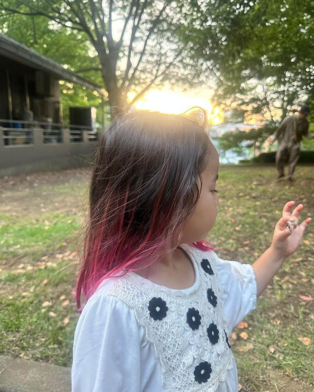 尾崎紗代子さんのインスタグラム写真 - (尾崎紗代子Instagram)「. 週末は代々木公園でみんな大好きタイフェスが やってたので行ってきたけど 代々木公園にいつでもある売店で ビールとお菓子買っただけだったな今思い出した🤔  子供達と遊び倒して大満足。  このトラックパンツ形良すぎて もう１色追加で買うほどお気に入り🥺  諸々タグづけしております。  #momlife #mommylife #mommy  #育児 #ママライフ  #6歳 #4歳 #1歳 #motherof3 #motherhood  #family #familyphoto  #3児のママ #3児ママ #ootd #fashion #basic #coordinate #outfit #osayocode」6月27日 18時55分 - osayo_osayo