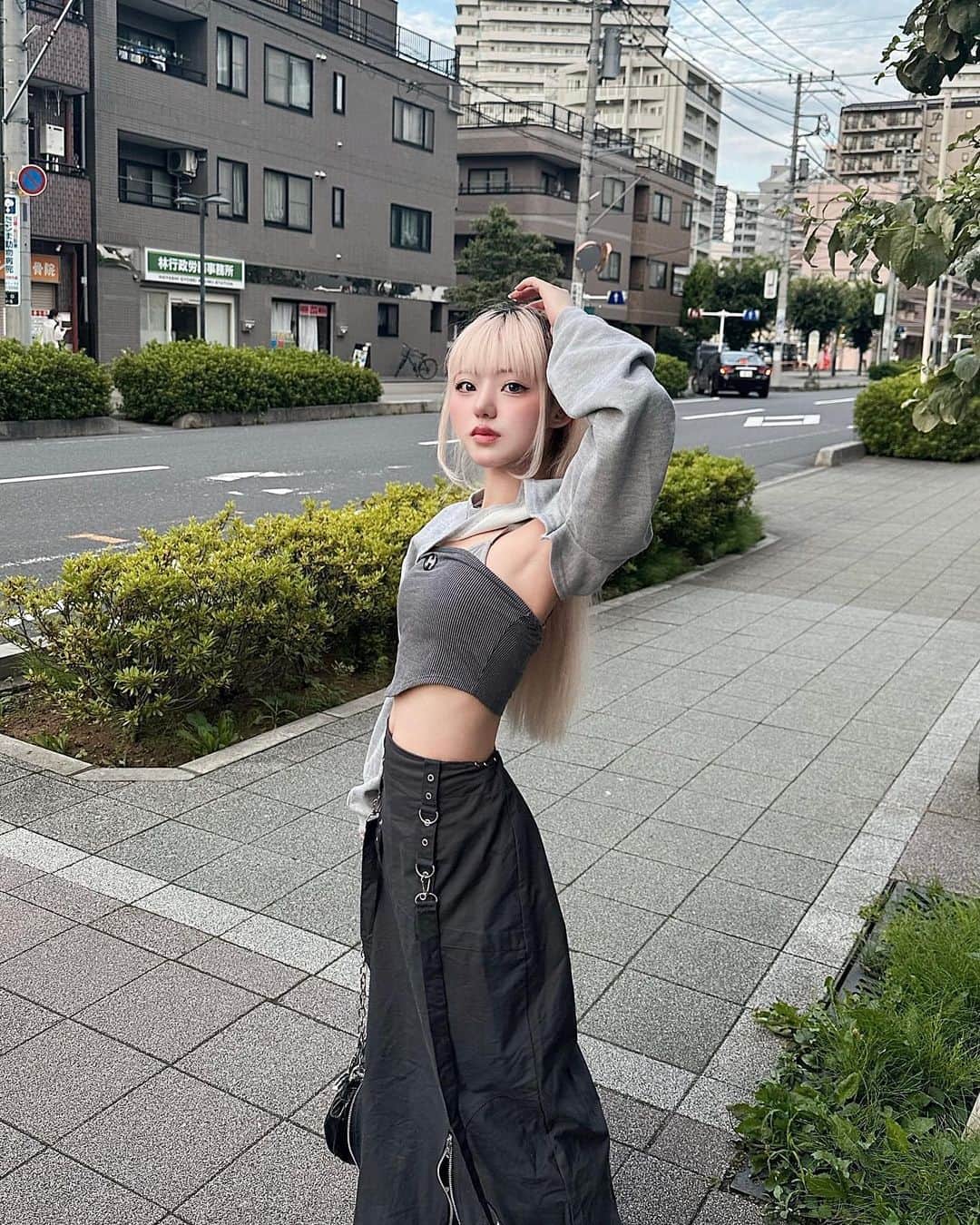 凸守たかねのインスタグラム：「丈が長すぎるだろうがというスカート そろそろ髪の毛染めなきゃだ！」