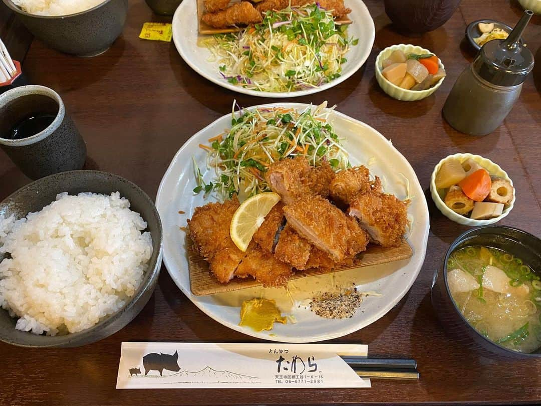 カバのインスタグラム：「本日のでぶ活。  パン屋の仕事終わりにたわらさんへ！  特選ヘレカツ定食！  メインのヘレカツはやらかくて肉の旨味ごっつくてこのオリジナル塩がまた合いまくりで！小鉢の煮物も嬉しい！  ヘレカツも豚汁も煮物も カバッチグー！👍 でした！  あぁ、痩せたい！  #本日のでぶ活　#でぶ活 #関西グルメ  #大阪グルメ #上本町　#石ヶ辻町　#細工谷 #グルメ　#ランチ #たわら #とんかつ　#定食 #腹パン　#カバッチグー #吉本新喜劇　#新喜劇 #カバ　#パン屋の旦那 #あぁ、痩せたい」