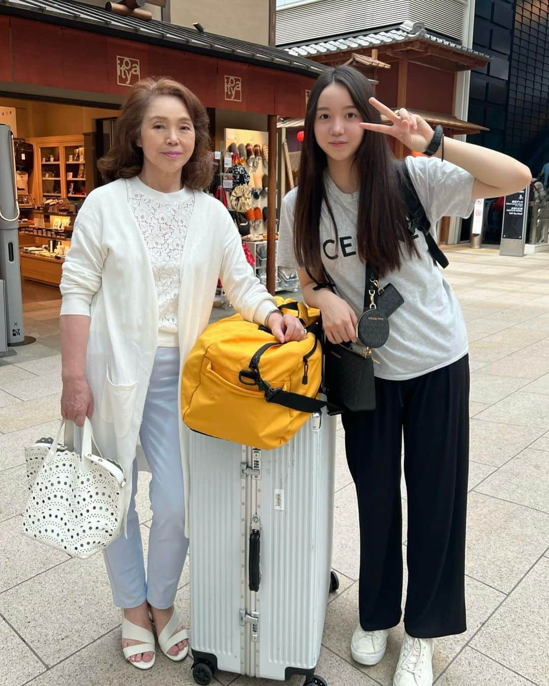 麻美さんのインスタグラム写真 - (麻美Instagram)「2023年6月 ． 娘が短期留学に 行きました✈️ ． 去年は2週間 今年は３ヶ月 ． 少しづつ🤏 視野を広げて頑張って欲しい🤩 ． まだ16歳だから 心配で心配でたまらないけど… ． きっと成長して帰ってきてくれるはず💓 ． …と思いつつ 夕飯時に娘がいないのが寂しくて😢 ． 私😞３ヶ月も耐えられるのかな😣😣😣 ． #娘の留学 #寂しい✖︎100」6月27日 18時57分 - mami0s