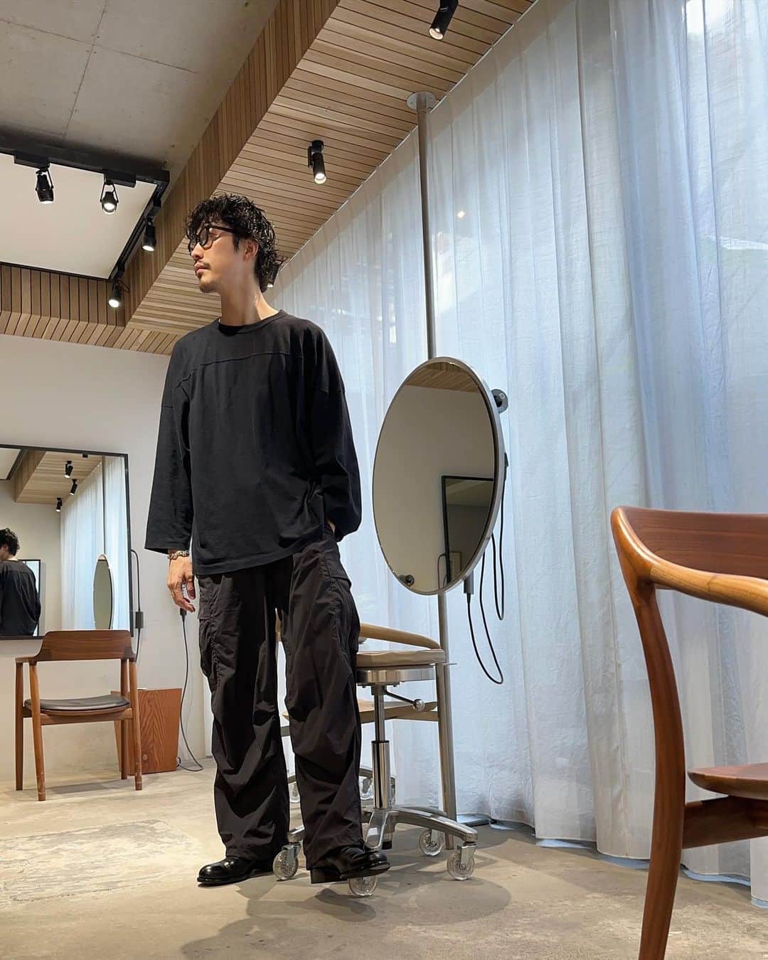 のインスタグラム：「fashion.  シンプルに初期のCOMOLIのフットボールTにネイビーワントーンコーデが好きです。 久々レユッカスのショートブーツは美しいフォルムがとても気に入っています。  shirt:COMOLI pants: @unfilo_mens_official  shoes: @leyuccas   #春服#ootd #COMOLI #白t」