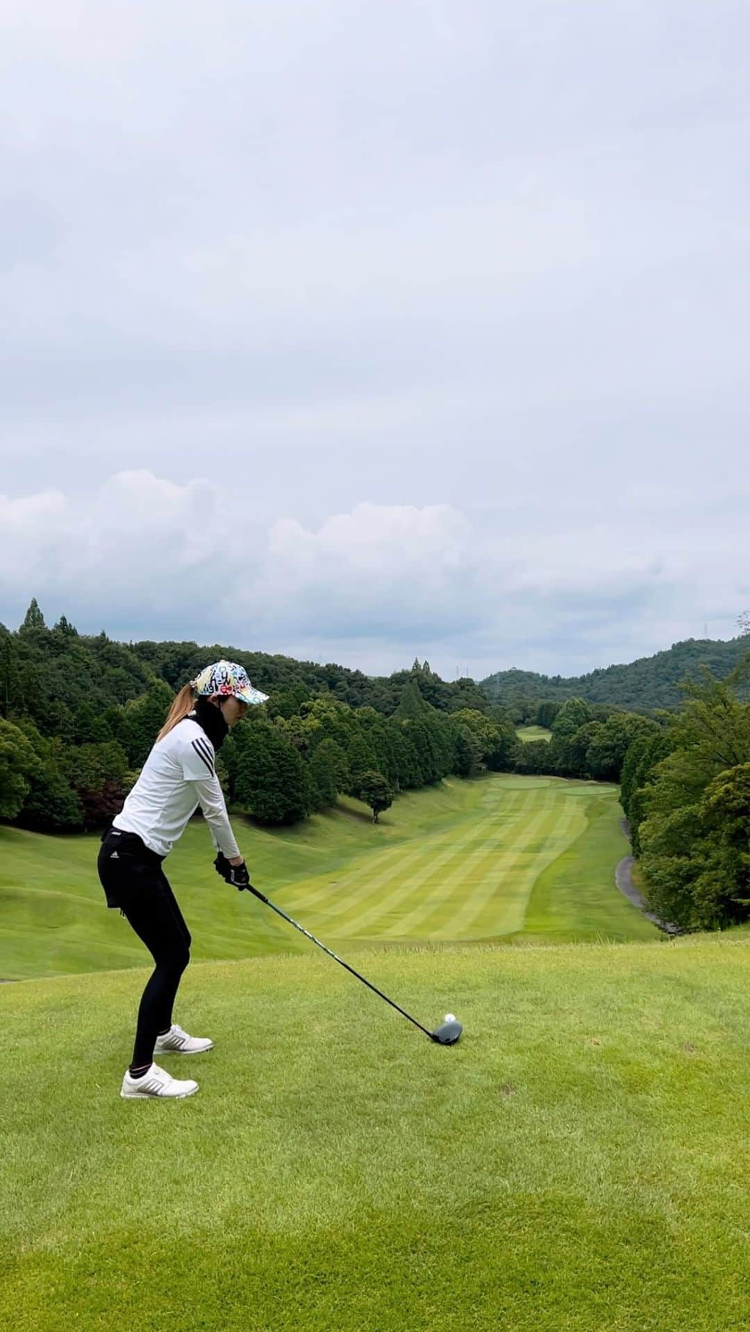 中田有美のインスタグラム：「ラウンド中の1Wスイング動画🏌️‍♀️  久々にチョロした😂  途中でパラダイム借りて打っとったけど ほんと曲がらんしめっちゃ飛ぶ🤣  私は元々スライサーなんやけど、 芯に当たってなくても 曲がらんし真っ直ぐいくのには ほんとびっくりした❣️  #ゴルフ #ゴルフ女子 #ゴルフスイング動画 #ドライバーショット動画  #ドライバースイング #キャロウェイパラダイムドライバー  #名古屋グリーンカントリークラブ」