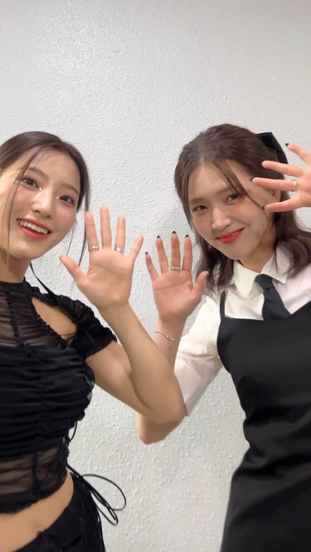 Mnetのインスタグラム：「인기가요에서 새로워 #menow 🖤 #새롬 #SAEROM with #김지은 #fromis_9 #프로미스나인 #flover」