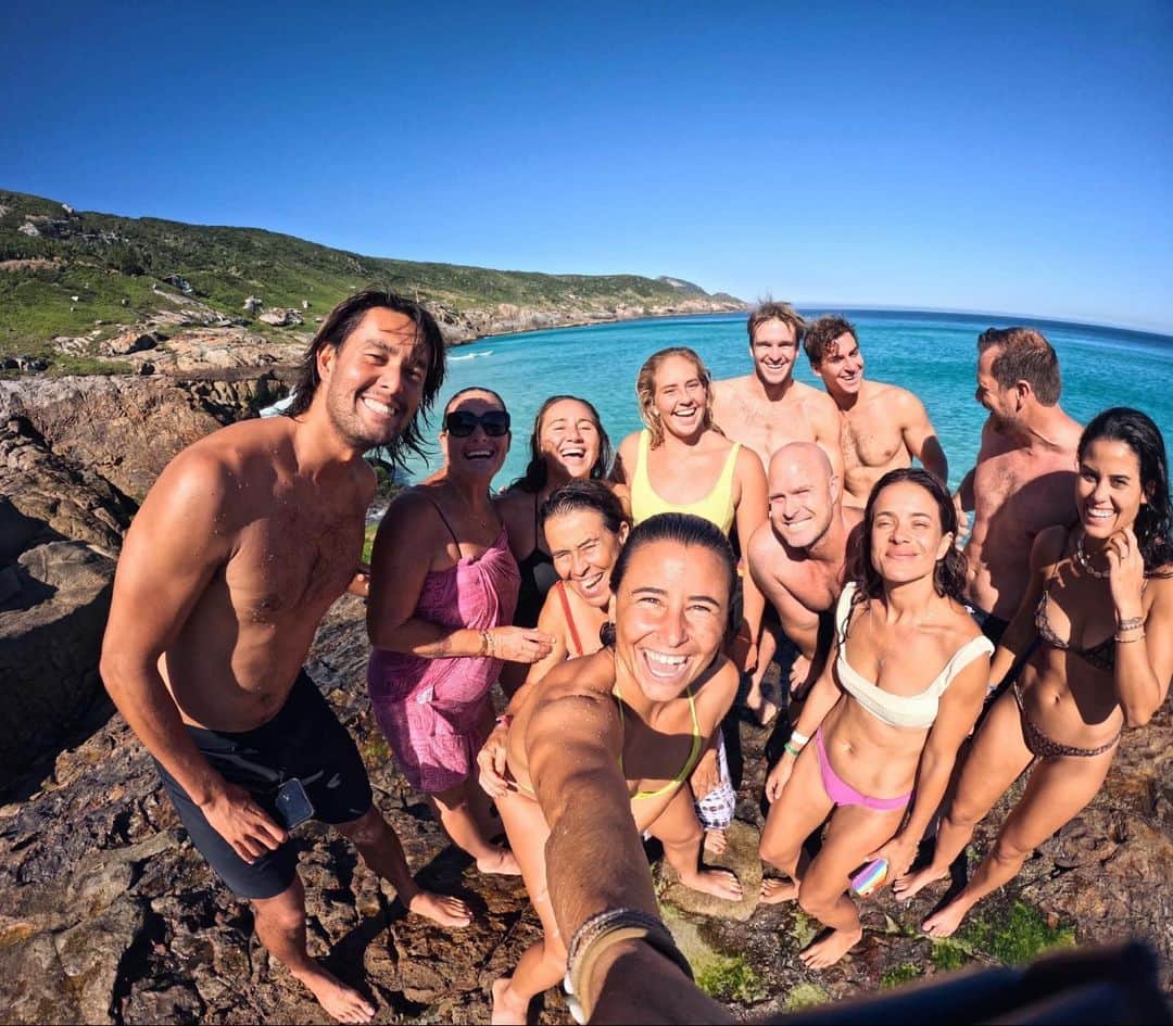カリッサ・ムーアのインスタグラム：「This picture makes me smile 😊 Enjoying the lay days here in Brazil, adventuring the stunning coastline and eating delicious food with friends. I realize it is a luxury to travel like this and how fortunate I am. Filled with gratitude for where life has taken me and especially for all the people I get to experience it with ❤️」
