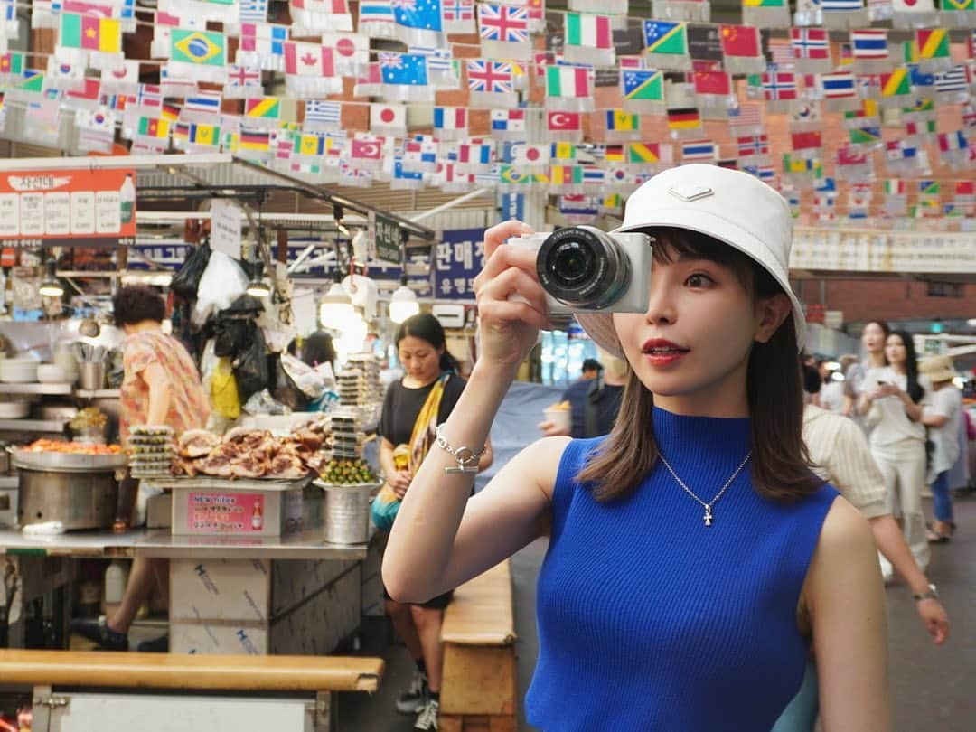 のインスタグラム：「仕事も兼ねて2か月ぶりの韓国✈️🇰🇷 I went to Korea by work and vacation. ⁡ ⁡ 今回は先に渡韓していたちまと日程合わせて 街も散歩してきました。 お揃いの一眼レフもデビュー📷 ⁡ ⁡ 広蔵市場の人気店プチョンユッケが長蛇の列すぎて 適当に空いているお店でユッケナクチタンタンイ🐙 名前長い🐙  ⁡ ユッケの上に生きたタコが乗っている 摩訶不思議な食べ物。タコの生命力凄まじい。 見かけによらず？とても美味しいです❤️ ⁡  4枚目、動いてるタコ若干閲覧注意です⚠️笑 ⁡ ⁡  #韓国#韓国旅行#韓国グルメ#広蔵市場#広蔵市場グルメ #海外旅行 #旅行好きな人と繋がりたい#タビジョ#一眼レフ初心者 #koreatravel #travelaboard #overseatrip#japanese #trip#tripgram #旅游#여행스냅#북촌한옥마을」