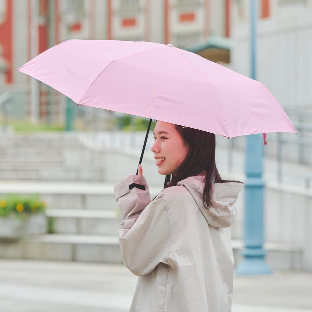 salut!さんのインスタグラム写真 - (salut!Instagram)「その他の投稿⇨ @salut_shop ･･････ ⁡ ⚪︎晴雨兼用傘 ¥1100〜 ⁡ ･･････ ⁡ これからの季節、急な雨でも大丈夫！な 晴雨兼用傘が入荷🌂 ⁡ コンパクトで持ち歩きもしやすいので 1本あるととっても便利💫 ⁡ ─────────── ⁡ 公式通販サイトは @salut_shop トップページURLよりご確認下さいませ𓍯 ⁡ ─────────── 店舗により在庫状況が異なります。 一部店舗の営業時間等が異なる場合がございます。　 予め各館のHP等をお確かめくださいませ。 ご不便をお掛けして申し訳ございませんが予めご了承くださいますようよろしくお願いします。 ─────────── #サリュ #salut #まいにちインテリア #インテリア雑貨 #雑貨店 #雑貨屋 #雑貨屋さん巡り #傘 #日傘 #日傘女子 #梅雨 #梅雨コーデ #梅雨入り #梅雨明け #紫外線対策 #夏コーデ #ssコーデ #折りたたみ傘 #雨の日コーデ #雨の日 #熱中症対策 #チェック柄 #ボーダー柄 #便利アイテム #便利グッズ #日傘コーデ」6月27日 19時00分 - salut_shop