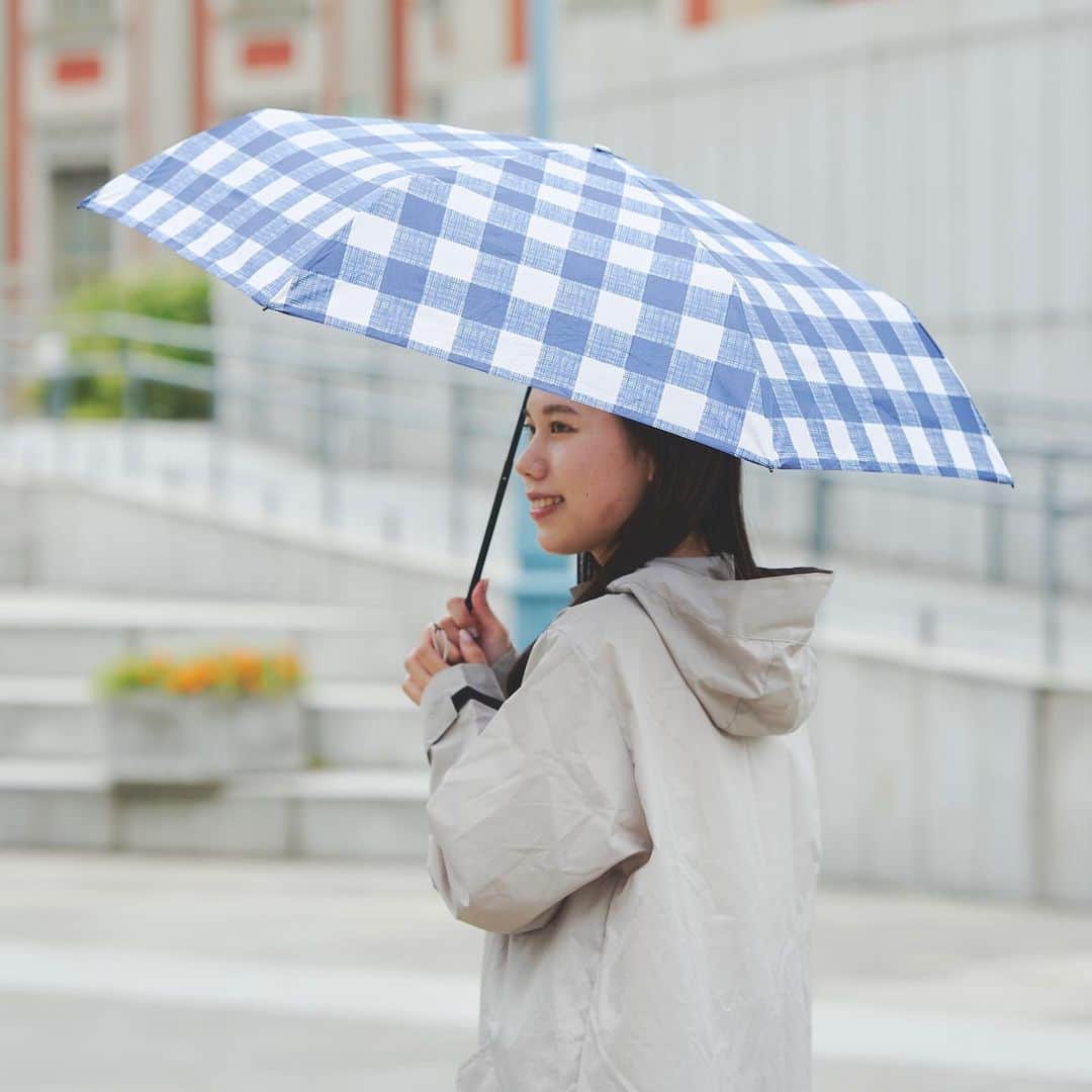 salut!さんのインスタグラム写真 - (salut!Instagram)「その他の投稿⇨ @salut_shop ･･････ ⁡ ⚪︎晴雨兼用傘 ¥1100〜 ⁡ ･･････ ⁡ これからの季節、急な雨でも大丈夫！な 晴雨兼用傘が入荷🌂 ⁡ コンパクトで持ち歩きもしやすいので 1本あるととっても便利💫 ⁡ ─────────── ⁡ 公式通販サイトは @salut_shop トップページURLよりご確認下さいませ𓍯 ⁡ ─────────── 店舗により在庫状況が異なります。 一部店舗の営業時間等が異なる場合がございます。　 予め各館のHP等をお確かめくださいませ。 ご不便をお掛けして申し訳ございませんが予めご了承くださいますようよろしくお願いします。 ─────────── #サリュ #salut #まいにちインテリア #インテリア雑貨 #雑貨店 #雑貨屋 #雑貨屋さん巡り #傘 #日傘 #日傘女子 #梅雨 #梅雨コーデ #梅雨入り #梅雨明け #紫外線対策 #夏コーデ #ssコーデ #折りたたみ傘 #雨の日コーデ #雨の日 #熱中症対策 #チェック柄 #ボーダー柄 #便利アイテム #便利グッズ #日傘コーデ」6月27日 19時00分 - salut_shop