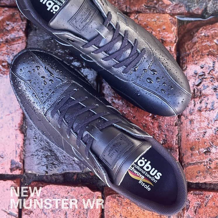 Mobus Footwearのインスタグラム：「NEW MUNSTER WR 撥水仕様で急な雨でも安心のレザースニーカー。 *生活撥水機能になり、完全な防水機能を保証するものではありません。  👟 ▶️Price:11,500 ▶️Size:40-44 ▶️Material：撥水レザー ーーーーーーーーーーー 🔍 NEW MUNSTER WRの購入はアカウントトップの（@mobusofficial）から！   @mobusshop  @mobuskyoto  @mobusnagoya  @mobusshimokitazawa #mobus #モーブス #mobussneaker #モーブススニーカー #ドイツ #mobusofficial #mobusoriginal #NEWMUNSTERWR #おしゃれさんと繋がりたい #シンプルコーデ #タウン #デートコーデ #ビジカジ #Traditional #トラディショナル #walk #kickstagram #春コーデ #コーディネート #カジュアルコーデ #スニーカーコーデ  #足元コーデ #カジュアルファッション #キックス #スニーカー大好き #シューズ #ドイツ #ブンデスリーガ」