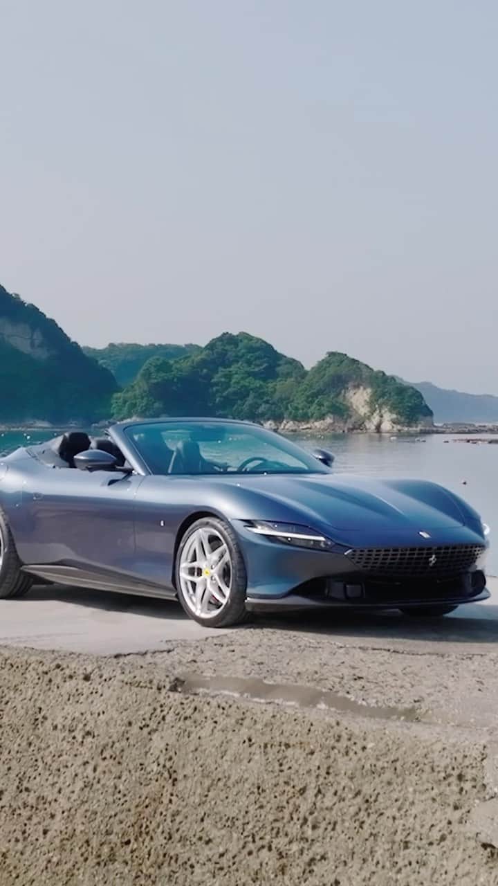 のインスタグラム：「「新しい物語が始まる」 Ferrari Roma Spiderは、1950～60年代のイタリアン・ライフスタイルを現代的に再解釈。ソフトトップを特徴とし、V8サウンドやリアシート、大容量トランクなど、快適で装備も充実した、そのエレガントなスポーツカーは、新たな冒険へのドライブを彩る。  #FerrariRomaSpider#フェラーリローマスパイダー #LaNuovaDolceVita #ferrari #フェラーリ #FerrariJapan #LuxuryLifestyle #LuxuryCars #CarLifestyle #Ferraristi #ラグジュアリーカー」