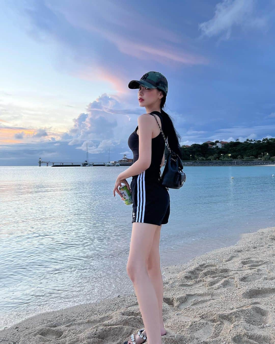 えみ姉のインスタグラム：「ㅤㅤ 沖縄の19時半ごろの空 ㅤ iPhoneのカメラでこの色...🦄 信じられんほど綺麗で暗くなるまでずっと見てた🌙 ㅤ ㅤ 全部無加工なんやけど この日スタイル盛れた🙄♡ ご飯山盛り食べた後やけど🍚笑 ㅤ ㅤ #沖縄 #沖縄旅行 #adidas #chanel #zara #骨格ストレート #骨スト #ロングヘア #夏服」