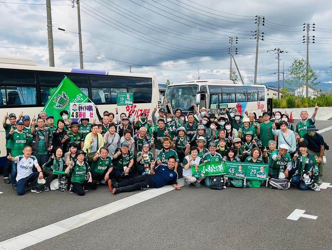 片山真人のインスタグラム：「【ガチャスタグラム 仕事篇】  恒例のアウェイガチャバスツアー🚌 今回は岩手県盛岡市の旅💨 めっちゃ内容の濃い1泊2日の旅やった😊  #アウェイオフィシャル観戦ツアー ✨ #トラビスジャパン 主催のバスツアー🚌 #松本山雅fc オフィシャルアウェイツアー✨ #岩手県 コース🗾 #片山真人 #ガチャ 添乗業務😎 今回は歴代ベスト3に入る長旅やったわ🤣  【初日】 #松本市 を朝5時に出発💨笑 #朝活 ⁉️ #バス 2台約80人で参戦❤️‍🔥 #所要時間 … 約10時間30分🤣🤣🤣 やっぱかかるよなーこれぐらい😅  道中車内では、 #トークショー （ガチャトーク🎙️） #質問 タイム🙋 #じゃんけん大会 👊✌️✋ を実施‼️ もちろん✖︎2セット🚌🚌  みんなでワイワイ山雅の話しながら向かったわ☺️  #いわぎんスタジアム 到着後は各自試合観戦🏟️⚽️ #いわてグルージャ盛岡 には懐かしい奴も😁  #石井雄真 運営担当🏟️  ※昔、ユース時代にバチバチやった仲⚡️⚡️⚡️ 俺→ガンバ大阪ユース💙 雄真→セレッソ大阪ユース🩷 #再会 久しぶり過ぎたけど頑張ってたわ彼も👍  雄真、大阪弁捨てんな👊笑  試合の方は悔しくて申し訳ない結果やったけど、旅は続く‼️  #切り替えて 初日は終了😴⭐️  【2日目】  #観光 の日✨ まずは岩手県は遠野市へ。 #遠野 のカッパが有名みたいで❕ #カッパ淵 🏞️ #伝承園 妖怪と神の世界👻 #語り部 さんによる昔話体験も👍  続いてメインイベントへ‼️ #花巻市 へ移動しての…  『#わんこそば 大会』  元祖花巻金婚亭さんで実施😎 #初体験 🔰 #楽しみ やったやつ⤴️ 全員参加 で実施🔥  ✨結果✨  片山、151杯🥣🥣🥣  初めてやからこれがどうなんかは未知😆 優勝した方は、72歳の鉄人で、192杯😳😳笑  #上には上がいる 👏 俺は2位🥈 かなり苦しかったけど、経験できたし良かった⭕️  みんなで楽しくやれたし尚良かったわ😁👍  で、その後は岩手県に別れを告げて帰路へ💨  松本到着が午前0時前ってなかなかタフな旅やったけど無事帰ってきた👍  山雅はこういう方々に支えられてるんやって再確認🤝  参加してくれたみんな、ありがとう🙌 次は笑顔にできりように勝つ🔥🔥  今週は、ホームでの愛媛戦⚽️ #直接対決 ⚡️ 負けられへん戦いや‼️  みんなで勝つ🔥  #onesoul ☝️  ホームゲームに向けてまたガンガン盛り上げていくわ👍」