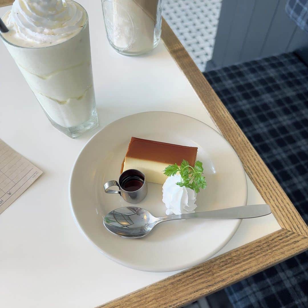 のインスタグラム：「♡  📍THE CHEESE BURGER   最近、新潟のおすすめのお店を聞かれたら ここ！っていろんな人に紹介してる！🍔  それくらい感動的においしい チーズバーガー専門店なのだけれど 今回はハンバーガーではなく スイーツをいただきに🤍  クリームチーズが隠し味のプリン🍮 今までに経験したことがないくらい むっっっちりの固めプリンでおいしかったです☺️  今度からはスイーツもおすすめしちゃおっ . .  #新潟 #新潟ランチ #新潟カフェ #THECHEESEBURGER #ザチーズバーガー #未夢ちゃんとデート #新潟スイーツ部」