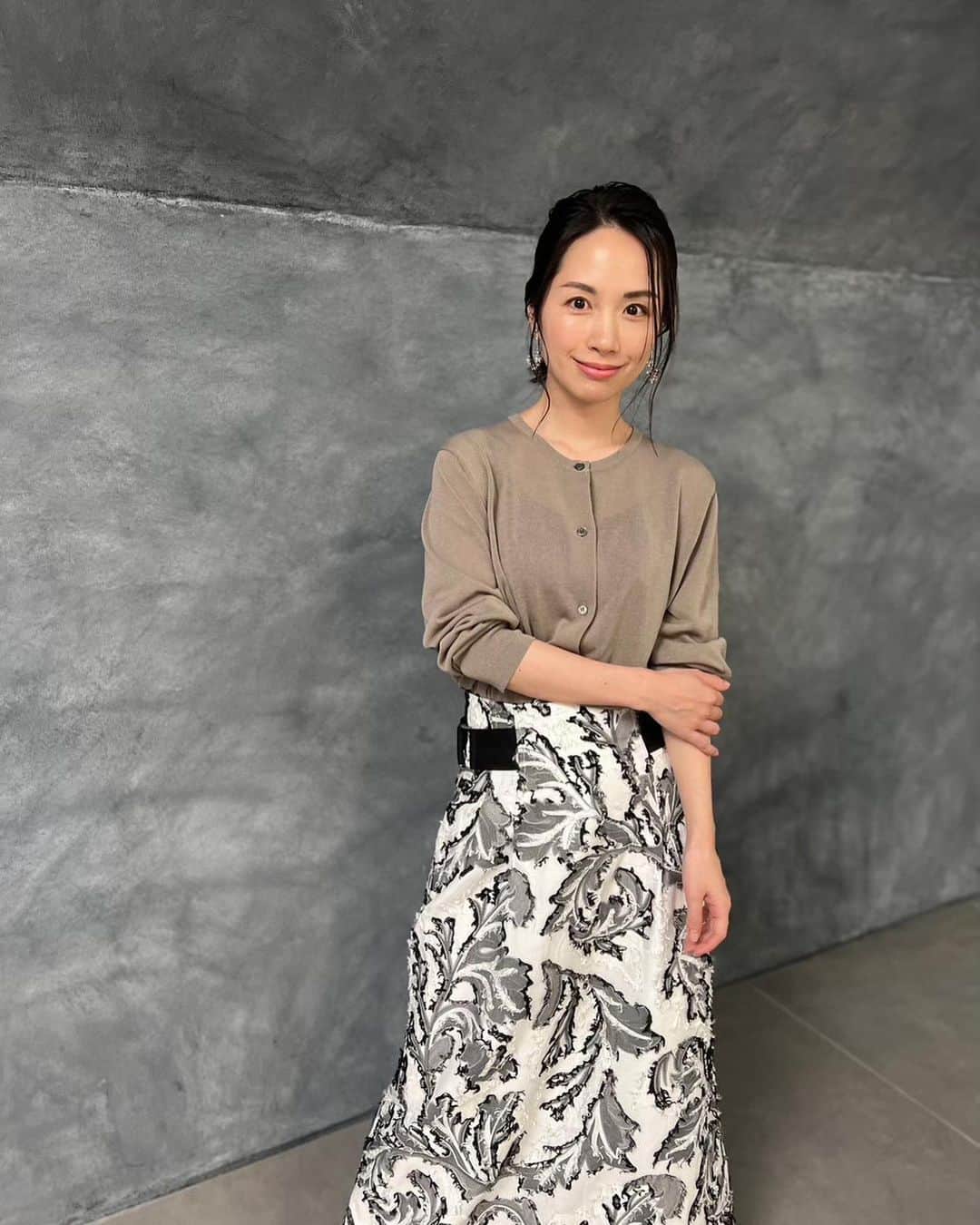 寺田有希のインスタグラム：「あまり自分では選んでこなかったけど、 カーディガンもかわいいね🙋‍♂️✨  透け感も色も、絶妙！ 好みです🤤✨  #stateofmind #ステートオブマインド #stateofmind #haunt #hauntdaikanyama #brchannel #カーディガンコーデ #衣装 #寺田有希 #teradayuki」