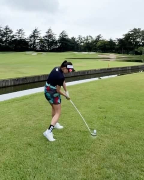 山内鈴蘭のインスタグラム：「習志野カントリー16番ホール522ヤードの池越え3打目😤⛳️  レギュラーティーから220ヤード飛ばしても、セカンドが池越え180ヤード必要なので160ヤードで池手前に刻んで…  それでも3打目が140〜150ヤード残るから、ちょっと噛んだりするとグリーン手前の池にぽちゃん、、とする事多く😭😭😭  でも！！ ラフで少しボールが浮いてたので7番アイアンでフライヤー見越して打ってみたらグリーン乗ったのよ😍😍😍  このパー5でパーオン出来たのは本当に嬉しかった❤️❤️❤️❤️❤️  この日は43.40で83😤😤😤  アイアンの精度高めたい！！！！！！  そしてご一緒して頂いたキャディさん❤️  ティーショット後にティーについた土を拭いてくれたの🫡  いつもポケットの中土入っちゃうから、私も真似したいな！って学びになりました🥰  ありがとうございます❤️❤️❤️  #ゴルフ #ゴルフ動画 #アイアンショット #習志野カントリークラブ #スイング動画 #ゴルフ女子 #ゴルフコーデ #ゼニスパター #パター #ゴルフクラブ #ゴルフ好きな人と繋がりたい #ゴルフ練習 #ゴルフウェア #gorurun #ゴルラン #ゴルフ女子コーデ #キャディ研修 #キャディ」