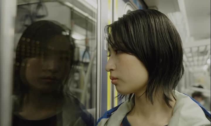 AO のインスタグラム：「特報🙋‍♀️ 映画『光る鯨』 初映像公開🐳  クラウドファンディングあと3日で終了です‼︎ ご協力いただけたら嬉しいです😭 よろしくお願い致します！！  #光る鯨#映画#クラファン#クラウドファンディング」