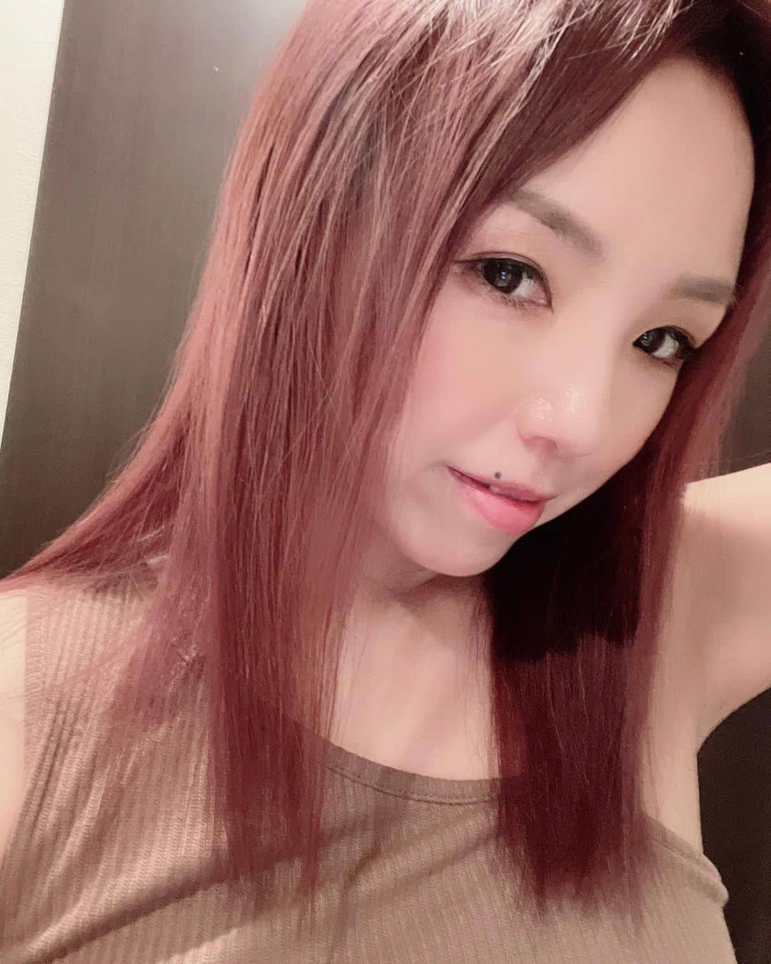 宏実のインスタグラム：「ℕ𝕖𝕨 💇‍♀️✨  最近はピンクぽいのが好み💗ツヤツヤしっとりにしてもらいました🙏✨」