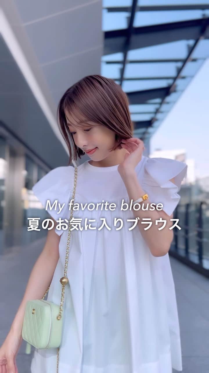 冨張愛のインスタグラム：「お気に入りブラウス🕊 大きなスカラップが、本っ当に可愛い。 #Newans のお洋服は 衣装リースでもよくお貸しいただくことが多いのですが、個人的にも大好き。 1枚で今っぽく、程よく華やかさがあるデザインも多く 機能性がとにかく抜群◎でいつも驚きます。 これもシワになりにくく、お家で洗えるよん🤍 * blouse ... newans pants ... superiorcloset #instagood #coordinate #ootd #outfit #fashion #instafashion #meg_ootd #superiorcloset #코디네이트 #패션 #카메라 #コーディネート #コーデ #ファッション #今日のコーデ #今日の服 #157cmコーデ #ハッシュニュアンス #コーデリール #ブラウス #夏ブラウス #着回し動画 #白ブラウス #スカラップ」