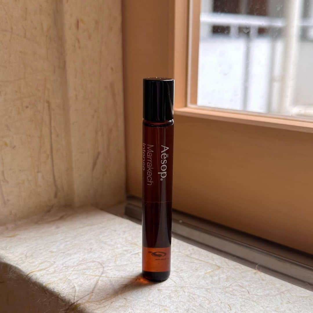のインスタグラム：「. @aesopskincare  梅雨の時期こそ香りがとても大事😌🌿 . #イソップ #香り #香りのある暮らし #マラケッシュインテンスパルファム #香水 #フレグランス #ロールオン #aesop #marrakechintenseparfum」