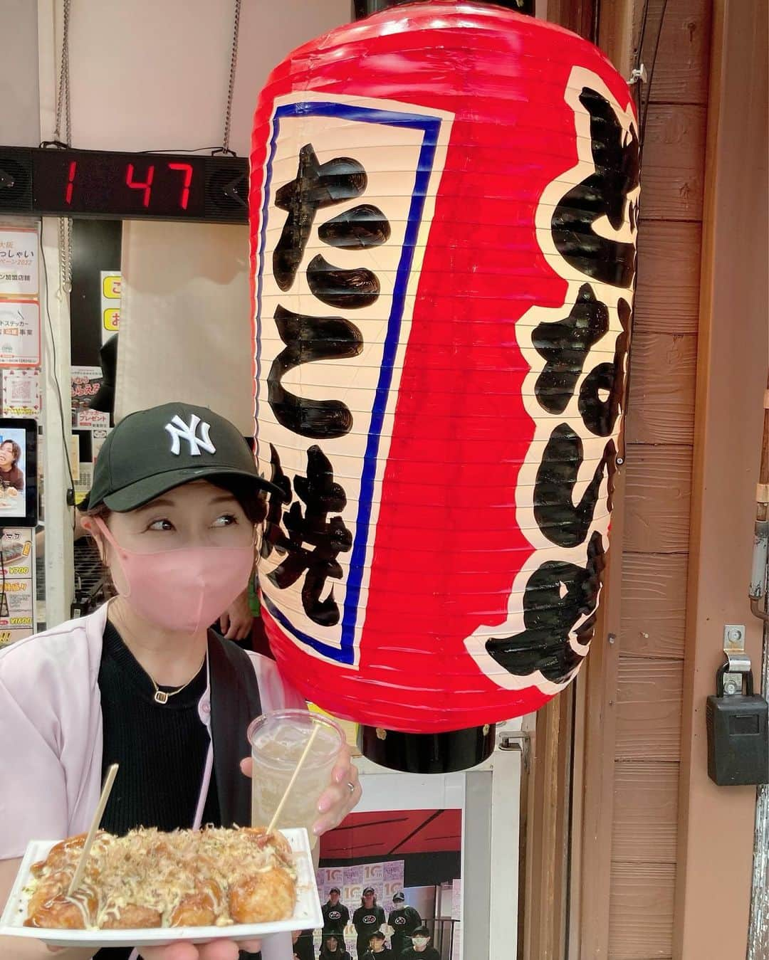 石塚かおりのインスタグラム：「#大阪グルメ#くいだおれ   良く食べ良く歩きました笑 大阪はso exciting 刺激的な街でした。  いよいよ、明日 #ケンジュウィーク #ウォーキング 結果発表！  旅のお陰でいっぱい歩けました。  #大阪#関西#弾丸旅行  #天地効果#リフレッシュ #たこ焼き#粉もん #食べ比べ#串揚げ #お好み焼き 食べる時間なし #道頓堀#大阪なんば  #心斎橋#アメリカ村 食べたら歩こう #BSNラジオ #ケンジュ#健康寿命を延ばす   明日もあなたと #石塚かおりのbrandnewday  #ブラニュー #新潟放送#食いしん坊 #朝活#アナウンサー #ラジオパーソナリティ #石塚かおり」