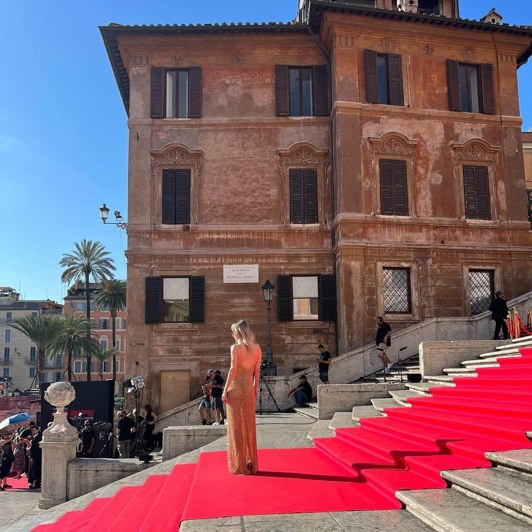 JO BAKERさんのインスタグラム写真 - (JO BAKERInstagram)「V A N E S S A • K I R B Y 🇬🇧 Milky, golden sun-kissed summer mood.. on #vanessakirby in #rome for #missionimpossible #deadreckoning global premiere 💥 Style @karlawelchstylist @miumiu  Hair @hairbyadir @virtuelabs  Makeup by me #jobakermakeupartist using @bakeupbeauty #bakeupnotmakeup @lisaeldridgemakeup @sisleyparisofficial and @chanel.beauty ✨swipe to see beauty heros ✨  #makeup #makeupoftheday #summerskin #sunkissed #summermakeup #makeupartist #makeuplover #makeupaddict #redcarpet #glowing #radiant」6月27日 19時15分 - missjobaker