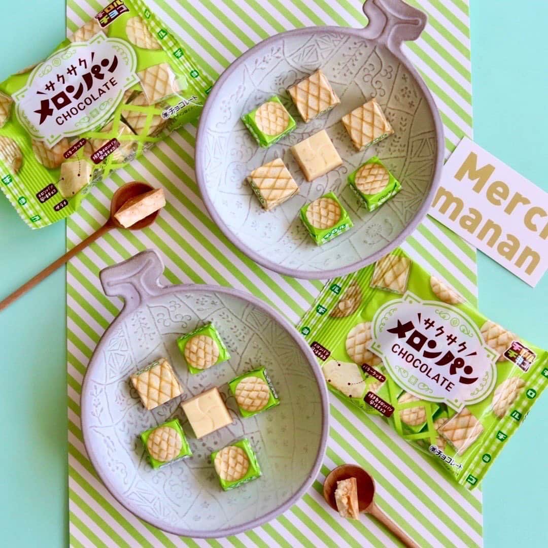 のインスタグラム：「・ ／ 大好評発売中🤩 "メロンパン"‪👍🏻 ̖́-‬ ＼  単品メロンパンが袋になって再登場- ̗̀📣 チロルチョコのメロンパン〈袋〉の ご紹介です🍞+🍈  小麦の香ばしさや濃厚なバター感の再現性にこだわった商品‪＼👏🏻／‬  𓂂𓏸 もうすでにお楽しみいただきましたか？😋  黄緑のチェック柄がどこかレトロさを感じさせる懐かしい印象のパッケージ🍈  四角いメロンパンの個包装が外装に紛れ込んでいるのもチロルならではです︎👍🏻 💞  メロンパンの外側のサクサク部分を再現😋✨  ボトムには焼き色メロンパン風味チョコを使用し、 焼いた パンの小麦の香ばしさや濃厚なバター感の "再現性にこだわった商品🧈🍞"  ぜひお試しください〜✊🏻‎  ■発売日 2023年3月6日 全国にて販売🛒  ※お取り扱いのない店舗もあります。また、商品がなくなり次第、販売終了とさせて頂きます。  🗣💬 商品に関するご質問については、チロルチョコ公式HPお客様お問い合わせまでご連絡くださいませ🙇  #tirol #tirolchoco #チロルチョコ #チロル #チョコレート #おやつタイム #chocolate  #おうちカフェ #おやつの時間  #chocolatelover  #shopチロルチョコ」