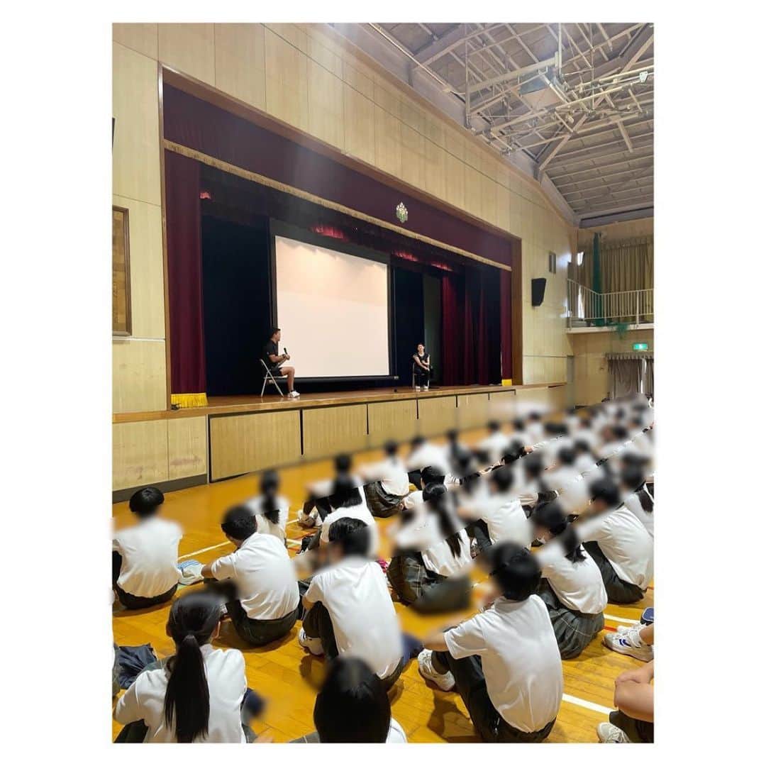 髙橋礼華のインスタグラム：「. . 先週、大阪市立城東中学校でトークショー、部活指導をさせていただきました✨ . . 講習会やイベントで関西でお仕事をしたことはありますが学校に行って生徒の皆さんの前でトークと実技をするのは引退してから初めてでしたが先生も生徒さんもノリが良くてすごく楽しかったです☺️👏 . . 今までは金メダルを持っていっても触れなかったり、遠くから見せることしかできませんでしたが今回はジャンケンで勝った生徒1人に金メダルを触ってもらうことができました！！！ . . 短い時間の中で話したり、バドミントンのことでアドバイスするのはなかなか難しいものもありますが皆さんが目標を叶えるための手助けになってたらなぁと思います。 . . PTAの方々にもとても良くしていただき感謝です🙇‍♀️ . . 今月は都内の学校も含めたくさんの学校に行かせてもらいます😊 . . 最近暑くなりましたが暑さに負けないように頑張ります🥵👊 . #城東中学校 #バドミントン #ノリ良すぎました」
