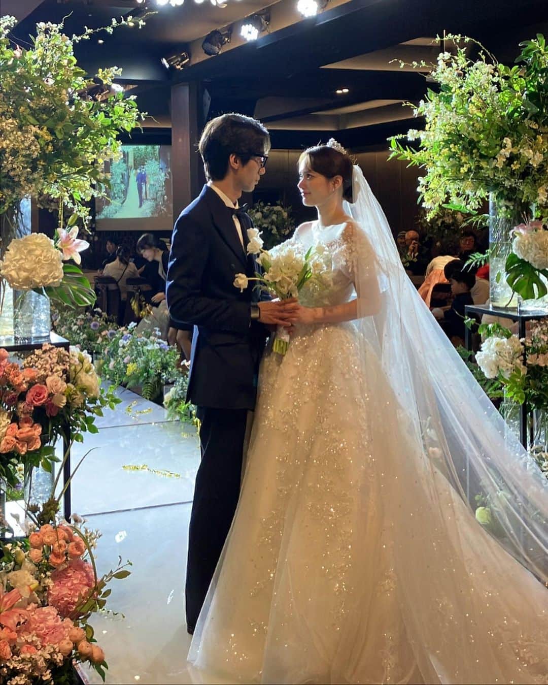 真間玲奈さんのインスタグラム写真 - (真間玲奈Instagram)「♡2023.06.11♡  移住、入籍直後にコロナが始まり式を挙げずに ３年半が経ってしまいましたが やっと家族やお友達の前で 結婚式を挙げることが出来ました。  わざわざ🇯🇵から来てくれたお友達 本当に本当にありがとう 私がなかなか帰国できない中、 韓国に遊びに来てくれるたびに 会ってくれて嬉しいよー🥲 これからも仲良くしてね！  そして在韓のお友達のみんな🇰🇷 ３年前は友達0️⃣だった私に こんなに優しくて暖かくて happyなお友達ができたこと 右も左も知らない私が韓国で 逞しく生きてこれたのは 間違いなくみんなのおかげで… 改めて感謝してます🥲ｺﾏｳｫﾖ  しばかやで出来たお友達🐕 アルバイトや常連さん… お店だけじゃなくプライベートでも いつもお世話になってます🥹💕 しばかやファミリーのみんな大好きョ🫶🏻  前撮りした日に妊娠が分かって 悪阻はしんどいしお腹でてくるし 式までどうなるか分からなかったけど 無事に오빠とお腹の赤ちゃんと３人で 結婚式を迎えられたこと 本当に良かった。。 あと少しの夫婦時間思い切り楽しんで 11月頃からは家族３人+５匹で私達らしい 家庭を作れたらな、と思ってます😌✨  #한일부부#한일커플#국제결혼#결혼식#본식#웨딩사진#본식드레스#본식메이크#본식헤어#日韓夫婦#国際結婚#韓国結婚式#wedding#korea#임산부결혼식#임신6개월」6月27日 19時18分 - remachan