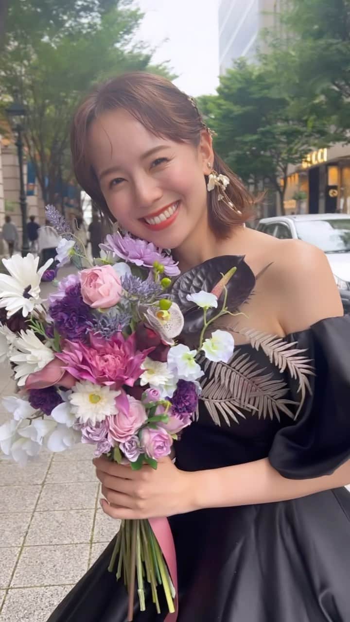 のインスタグラム：「神戸の居留地でロケ💐  最近ブラックドレス率高め😳 でも個人的にカラードレスの中では黒が1番好きなのでめっちゃ嬉しい🥰🖤  #ブライダルモデル#フリーランスモデル#プレ花嫁#ウェディング#洋装前撮り #結婚式コーデ #結婚式準備 #ウェディングドレス #ウェディングフォト #フォトウエディング #カラードレス#ブライダルメイク #ブライダルヘア」