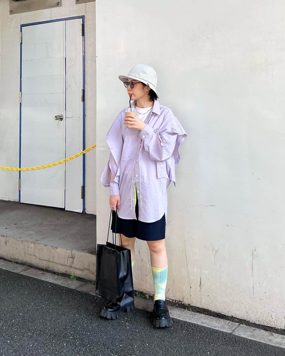 光永のインスタグラム：「涼しげシャツ×ハーフパンツで組んだメンズライクコーデ🌟できる季節が限られるこの長袖×短パンのバランスすごく好き。 バッグと靴はレザーっぽい素材で上品にまとめました⭕️ チラッと見えるTシャツの紐が、ソックスと色味合ってて可愛い。 ㅤㅤㅤㅤㅤㅤㅤㅤㅤㅤㅤㅤ ハット、Tシャツ：#victimandco シャツ：#cherietokyo  ハーフパンツ：#so_c_hu バッグ：#kentohashiguchi  ローファー：#emoda ㅤㅤㅤㅤㅤㅤㅤㅤㅤㅤㅤㅤ #ootd #初夏コーデ #メンズライクコーデ #ボーイッシュコーデ #シャツコーデ #ハーフパンツコーデ #タイダイソックス #メンズライク #ボーイッシュ #レイヤードコーデ」