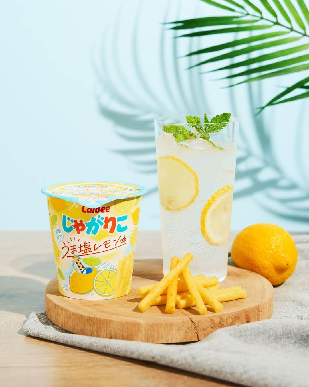 カルビーのインスタグラム：「🍋『じゃがりこ うま塩レモン味』 まろやかな塩味と爽やかなレモンの風味にチキンのエキスを加え、塩レモンの爽やかさがお肉のうまみを引き立てる、味わい#食べだしたらキリンがない ＊全国のコンビニで期間限定販売中です。 ＊コンビニ以外のお店では7/3発売です。   #calbee #カルビー #じゃがりこ #jagarico #塩レモン味 #塩レモン #レモン #レモン味 #レモン好き #lemon #爽やか #うまみ #おいしい #じゃがいも #おやつ #おつまみ #夏 #アウトドア #キャンプ #ハイボール #チューハイ #ビール #料理好きな人と繋がりたい #お酒に合う #じゃがりこ新作 #じゃがりこ好きな人と繋がりたい #お菓子好き #お菓子好きな人と繋がりたい #今日のお菓子 #食べだしたらキリンがない」