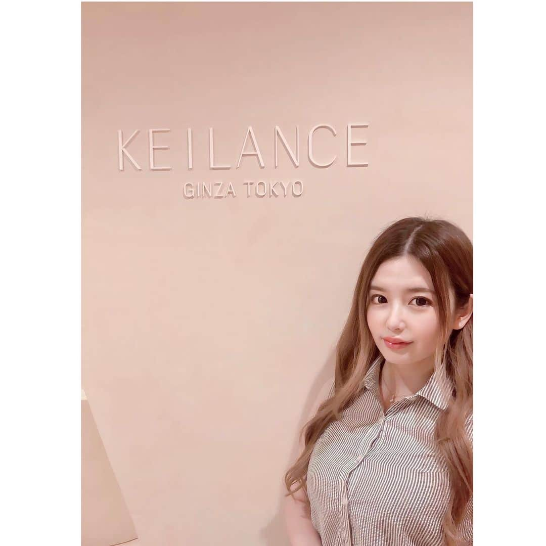 栗林里莉さんのインスタグラム写真 - (栗林里莉Instagram)「swipe➡️ 銀座にある医師監修の @keilance_skincareに行って来ました✨  フェイシャル&全身ピーリング ➕3種類高濃度美容液導入➕全身美白パックの豪華コース🤍  乳酸ピーリングでお肌の汚れや角質を落とし、高濃度美容液ビタミンC、アルプチン、トラネキサム酸100%をエレクトロポーレションで導入してもらいました✨  クリニックで使われてるエレクトロポーレションを全身で体験できたのはかなりうれしい🤍  施術直後はもう本当に感動！(写真は無加工だよ) 肌のくすみや汚れが取れ、全身ツヤツヤモチモチの透明肌になりました🥹  肌見せの季節なのでこの機会に是非🤍  遠方などで来れない方は美白パックを通販で購入できるので @keilance_skincare にお問い合わせて見てね🥰  #全身美白方法#Keilanceホワイトパック#Keilance乳酸ピーリング#東銀座美白サロン#全身ピーリング#美白パック」6月27日 19時22分 - riri_kuribayashi_official