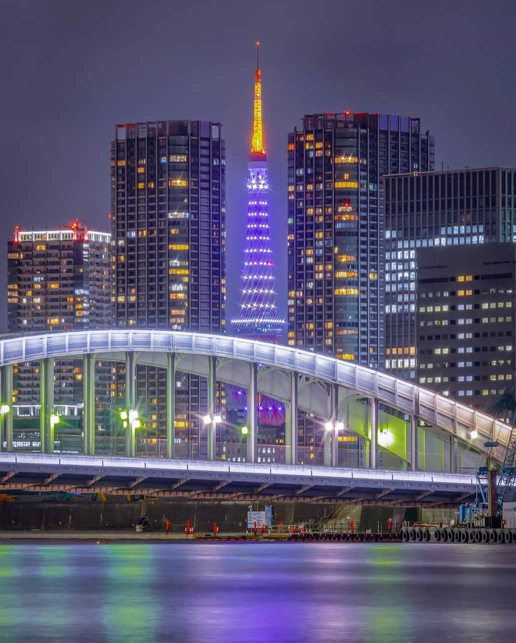 東京タワーさんのインスタグラム写真 - (東京タワーInstagram)「. 毎週月曜日20時〜22時まで 2時間限定で点灯する インフィニティ・ダイヤモンドヴェールの レギュラーライトアップ✨   昨日（26日）は、6月のカラー 藤色（Wisteria Violet）の最終日でした！  ということで本日は、Your Tokyo Tower🗼から @sound_astra2 さんのお写真をご紹介！   東京タワーの藤色が夜空と隅田川に溶け込み、 その中央でシルバーに輝く勝鬨橋のアーチが、 スタイリッシュな印象を与えてくれています。   素敵なお写真をありがとうございました😊  --------------------------------  【 お知らせ 】  # your_tokyotowerで あなたの東京タワー🗼をリポスト！  皆様からの投稿 どしどしお待ちしております！  @tokyotower_official の タグ付けもよろしくね🖐  詳細はプロフィールにある 固定されたフィード投稿から↓ @tokyotower_official  --------------------------------  #東京タワー #東京タワー🗼  #tokyotower  #tokyotower🗼  #勝鬨橋 #隅田川」6月27日 19時23分 - tokyotower_official