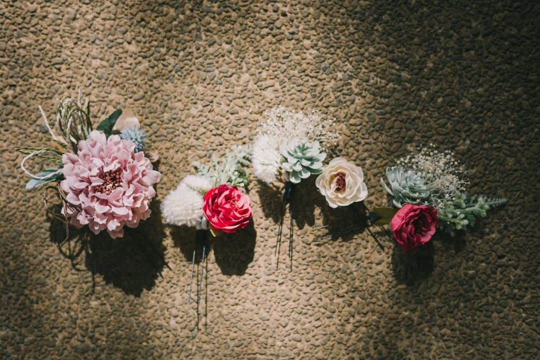和婚スタイルさんのインスタグラム写真 - (和婚スタイルInstagram)「和装と相性ピッタリな「つまみ細工」の髪飾り  . その他、ドライフラワーを使った髪飾りのご用意もございます。  . 【日本の美しい結婚式を紡ぐ】 @wakonstyle  −−−−−−−−−−−−−−− #和婚スタイル  #和婚スタイル花嫁 #神社  #神前式 #仏前式 #ドライフラワー #つまみ細工 #髪飾り #和装ロケ撮 #2023夏婚  #2023秋婚 #2023冬婚  #花嫁  #ウェディング #結婚式  #和装 #着物  #白無垢  #結婚式コーデ  #和装婚  #前撮り  #和装前撮り #神社挙式 #白無垢 #色打掛 #引振袖」6月27日 19時25分 - wakonstyle