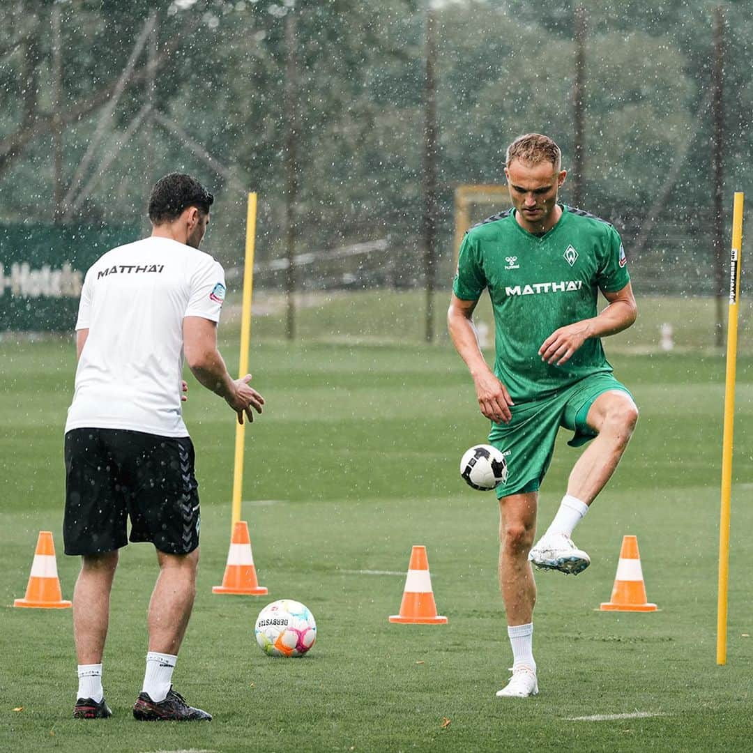 ヴェルダー・ブレーメンさんのインスタグラム写真 - (ヴェルダー・ブレーメンInstagram)「Endlich wieder Fußball rund um unser wohninvest WESERSTADION 😍💚  @amospieper meldet sich zurück 👋 Gute Laune trotz schlechtem Wetter 😉  ____ #werder #bremen #svw #llgw #pieper #training」6月27日 19時26分 - werderbremen