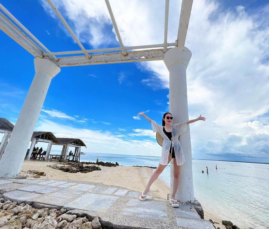 村田莉さんのインスタグラム写真 - (村田莉Instagram)「パンダノン島🏝️☀️ 綺麗すぎて合成みたい🤣  現地のおばちゃんの手作りハマグリスープ美味しかったなぁ🐚🤤  初めてのセブは、ジンベイザメシュノーケリング🦈に始まり、バイクで山登ったり、川に飛び込んだり、滝に打たれたり、自然の中でアクティブに遊びました☀️🧚🏻‍♀️  セブの素敵な写真➕ガイド有難うございました💙 @ocean_king_cebu @drunkingkoichi   日本人ガイドさんなので、私のように英語が話せない方はとっても安心です👍🏻笑  #Philippines #🇵🇭 #cebu #フィリピン #セブ島 #필리핀 #세부 #パンダノン島 #pandanonisland #旅行記 #セブ島旅行」6月27日 19時30分 - murata_mari