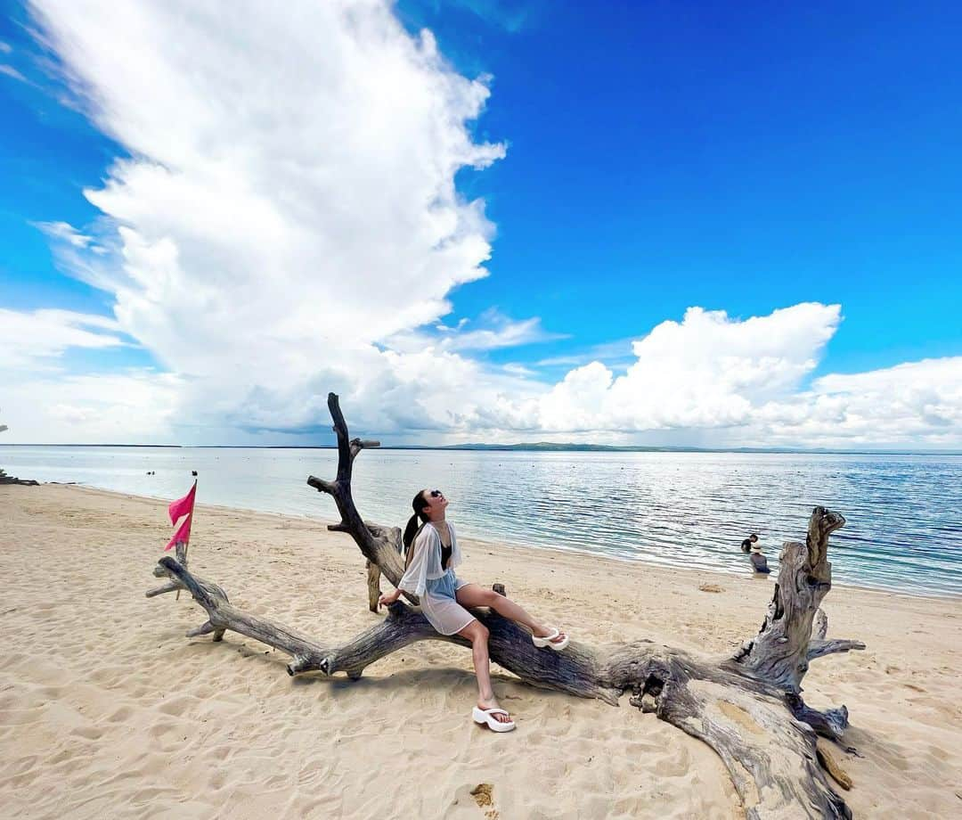 村田莉のインスタグラム：「パンダノン島🏝️☀️ 綺麗すぎて合成みたい🤣  現地のおばちゃんの手作りハマグリスープ美味しかったなぁ🐚🤤  初めてのセブは、ジンベイザメシュノーケリング🦈に始まり、バイクで山登ったり、川に飛び込んだり、滝に打たれたり、自然の中でアクティブに遊びました☀️🧚🏻‍♀️  セブの素敵な写真➕ガイド有難うございました💙 @ocean_king_cebu @drunkingkoichi   日本人ガイドさんなので、私のように英語が話せない方はとっても安心です👍🏻笑  #Philippines #🇵🇭 #cebu #フィリピン #セブ島 #필리핀 #세부 #パンダノン島 #pandanonisland #旅行記 #セブ島旅行」