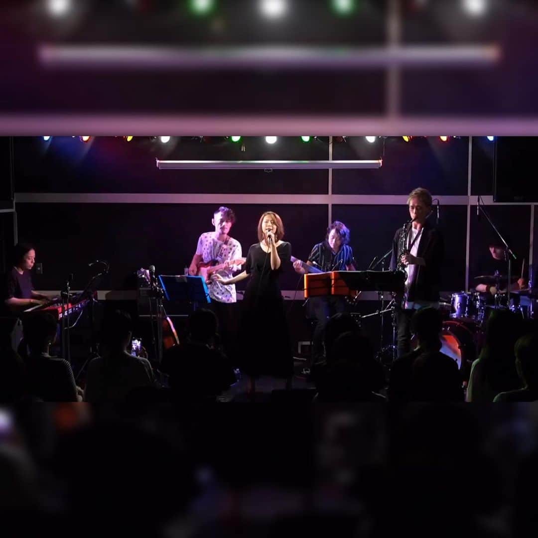 水上真理のインスタグラム：「日曜日は 常盤ライブに ゲスト出演でした🥰 . 大好きなメンバーの演奏は もちろん最高だったし . 常盤のファンの皆さんは とてもあたたかいし . ばーどちゃん なおちゃん かあこちゃん みきちゃん 大好きな友達も来てくれて . なんかもぉ . 幸せで🥹 . 本当に ありがとうございます♡ . 会場の 水道橋 Wordsさん ステキな空間作り ありがとうございました✨ . そして 常盤の歌も いつもに増してステキだった✨ . お父さまとお母さまにも ご挨拶できて嬉しかったなぁ . 常盤 ライブに参加させてくれて 本当にありがとう✨ . #smile  #happiness  #love  #live  #thanks  #ありがとう」