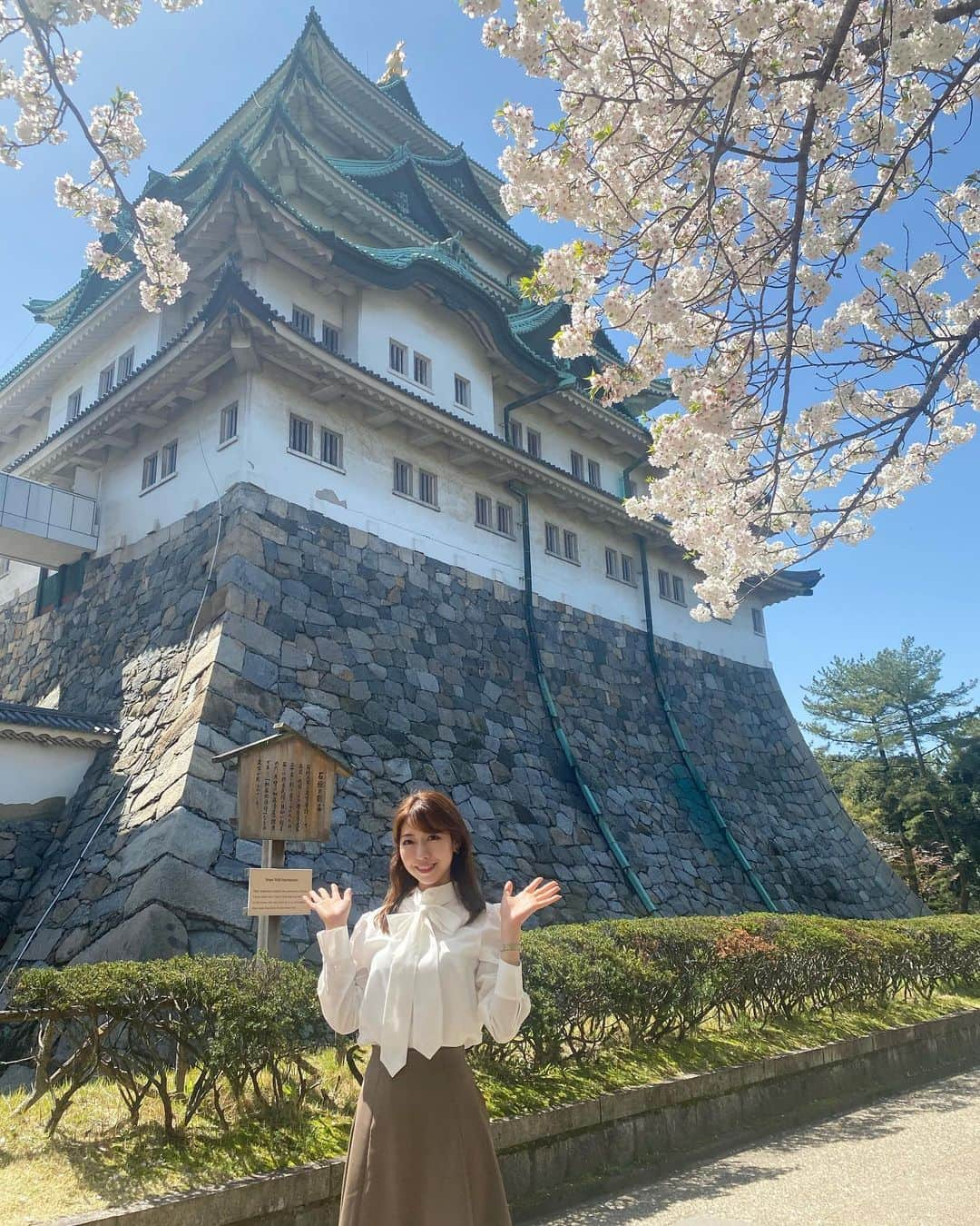 小野寺結衣のインスタグラム：「・ ⁡ あっという間に ６月もおわってしまう...🫣🐌☔️ ⁡ ⁡ 新生活が始まって早２ヶ月以上！ ⁡ ⁡ ということで、またまた時間差すぎるけど 桜が綺麗だった名古屋城での 合成みたいな写真🌸笑 ⁡ ⁡ ⁡ 地方に行く機会が増えて、 お城や神社に行くようになりました。 古い街並みを歩いたりもして、 歴史を感じながら、その時生きた人たちの姿や 気持ちを想像するとなんとも感慨深い気持ちになります。 ⁡ 自分みたいな性格や能力の人ばかりだったら こんな歴史は動いてなかったし、 テクノロジーが進化することもなければ ４００年以上も大切にされる場所が作られることも なかったし、偉大だなぁ、と。(当たり前だけど) ⁡ ⁡ そんなことを考えながら テクテクと、ぼーっと歩くだけで ものすごくリフレッシュになるのです🌱 ⁡ ⁡ ⁡ 今週はお仕事で神戸に行く予定☺︎ 空き時間があったらお散歩したいなぁ🚶‍♀️ ⁡ ⁡ ⁡ ⁡ ⁡ ⁡ #名古屋城 #石垣 #乱積 #枡形虎口  #金ピカ な #シャチホコ #小野寺旅記録 #ひつまぶし #鰻 #名古屋グルメ #アランチャ #オムライス オン #パスタ  #壁やお客さんノートに書かせていただきました✍️ #名古屋観光 #桜 #🌸 #また日記みたいに長い文章になってしまった🥲 #Tops @audire_official #Skirt @sirin_jp」