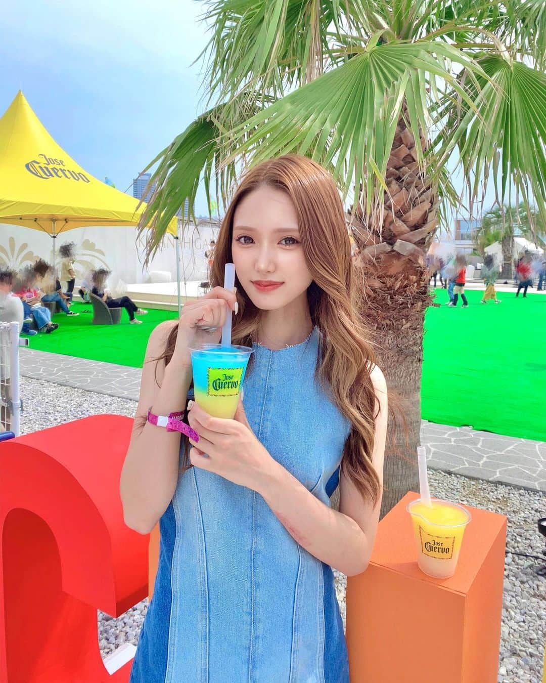 沙季のインスタグラム：「🎧‎🤍  眩しすぎてめもあいてなかったから 鬼加工してます👹(笑)  #フェス #フェスコーデ #デニム #デニムワンピース #zara #zaraコーデ #キラナガーデン豊洲」