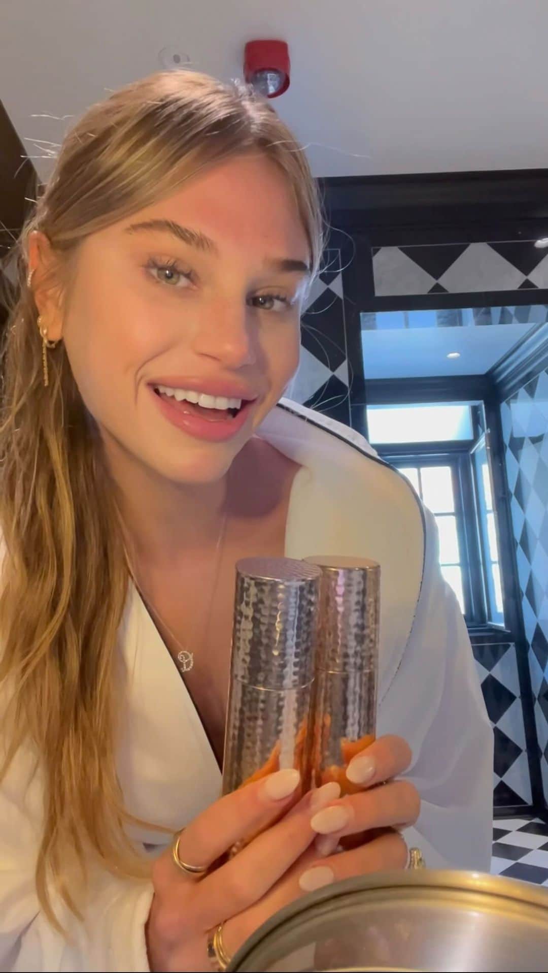 MEREDITH MICKELSONのインスタグラム：「morning routine video with my go-to’s using LYMA Skincare, serum & cream that i use everyday that ACTUALLY changed my skin 😚💖🫧 #LYMASkincare @lymalife   get these two products on sale now at: ttps://lyma.life/skincare/」