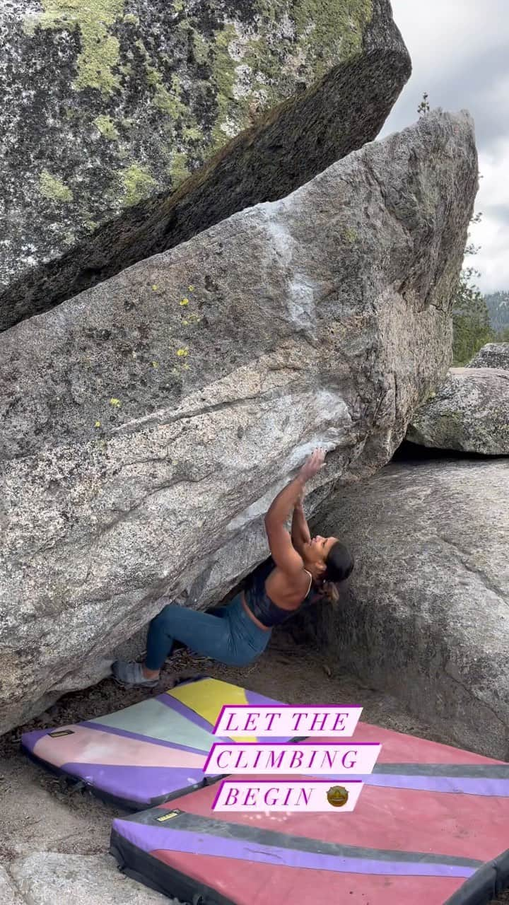 ミーガン・マーチンのインスタグラム：「It was so lovely to have a chance to spend the day outside! I’ve been lucky enough to be able to keep climbing during this pregnancy. It was so cool to find some small and easy boulders that felt comfortable and safe for me to climb on ☺️!!! So far all of my @prana clothes still fit, so it was nice to get out in some new colors and prints of some of my faves like the Becksa 7/8 and the momento crop! #prAnaAdventurer」