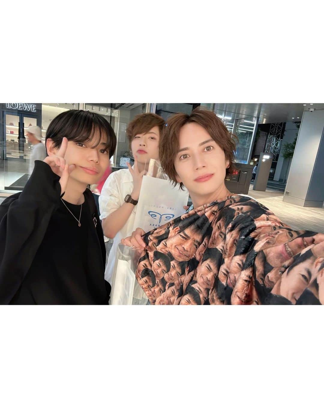 佐野恭平さんのインスタグラム写真 - (佐野恭平Instagram)「つばさグループの関係者向けのイベント(懇親会？)の『#つばコン- #つばさコンベンション2023』 へ行ってきました！ついつい最前列でめちゃくちゃ楽しんでしまった！   #安藤祐輝 さんには1000%沼ったし、元々好きで聴いてた #井上苑子 さんは可愛すぎたしMC聞いてもっと好きになったし、#BiS カッコイイし可愛いし、#CUBERS のライブは楽しかったし、 #世が世なら は新衣装で登場して下剋上を歌ってカッコよかったし、 #スパフル のみんなはフレッシュでキラキラしたステージで、まだ火曜日だけど、今週頑張れる分の元気もらえました！事務所主催のイベントってたくさんの所属アーティストの方のライブが観れて、お話もできたり、すごく満足度高いですよね…！MTRLも頑張って、楽しいお仕事を作っていきたいなって刺激をもらいました。   p.s. コンテンツにつばさグループにまつわるクイズがあって、うっかり全問正解してしまい景品の社長タオルをGETしました！運気上がりそうー！ #MTRL #つばさレコーズ #推しごと記録」6月28日 1時01分 - kyoheisano